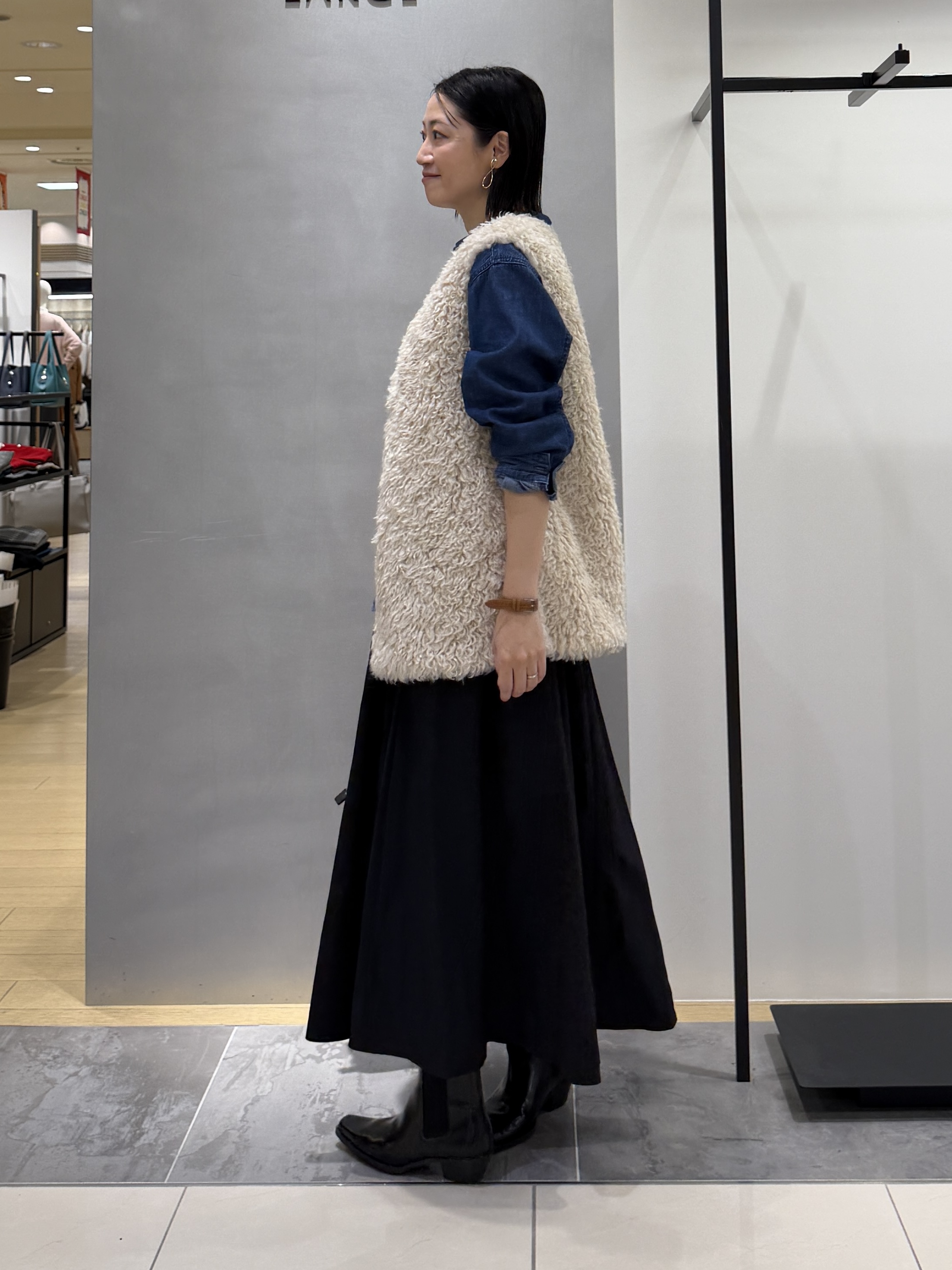 shihoさんの「INDIVI｜【洗える／体型カバー】ライトデニム ワークシャツ」を使ったコーディネート