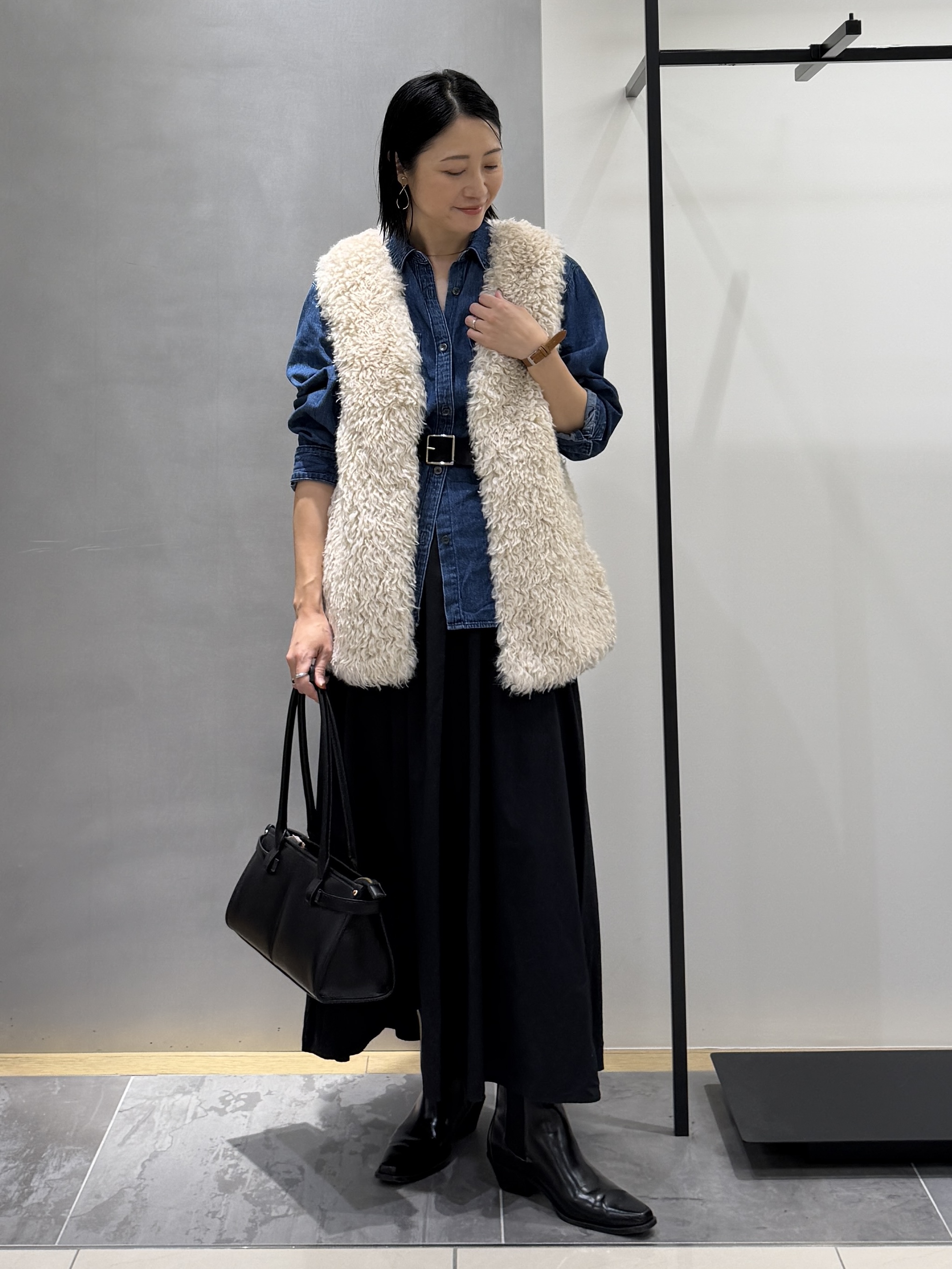 shihoさんの「INDIVI｜【洗える／体型カバー】ライトデニム ワークシャツ」を使ったコーディネート