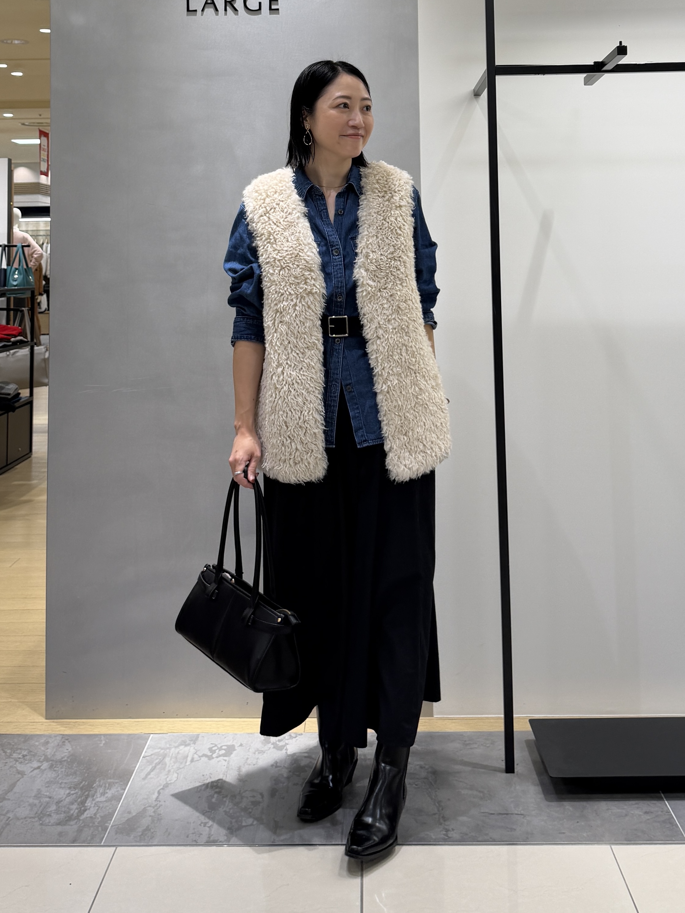 shihoさんの「INDIVI｜【洗える／体型カバー】ライトデニム ワークシャツ」を使ったコーディネート