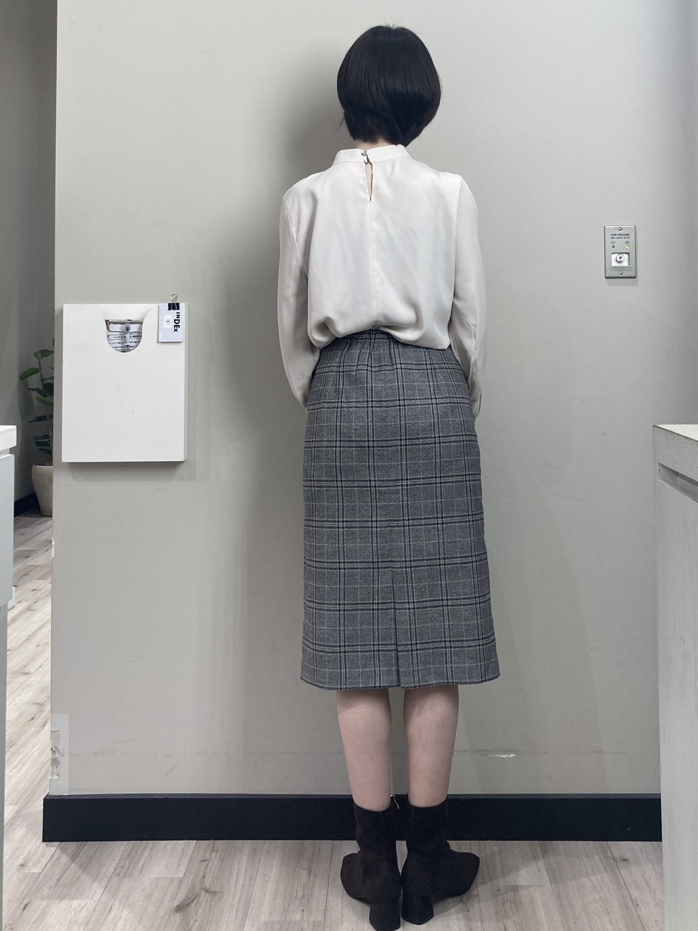 わかさんの「index｜ゴールドモチーフ付きボウタイブラウス【洗濯機OK／イージーアイロン】」を使ったコーディネート