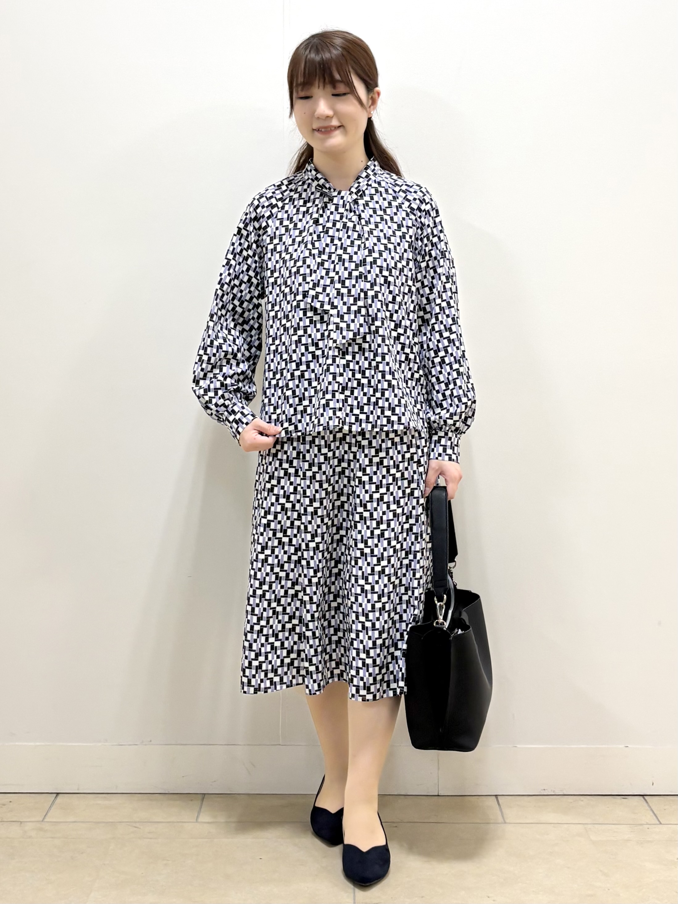 mikiさんの「Reflect｜【SS-4Lサイズ／セットアップ】幾何柄プリント ボウタイデザインブラウス」を使ったコーディネート