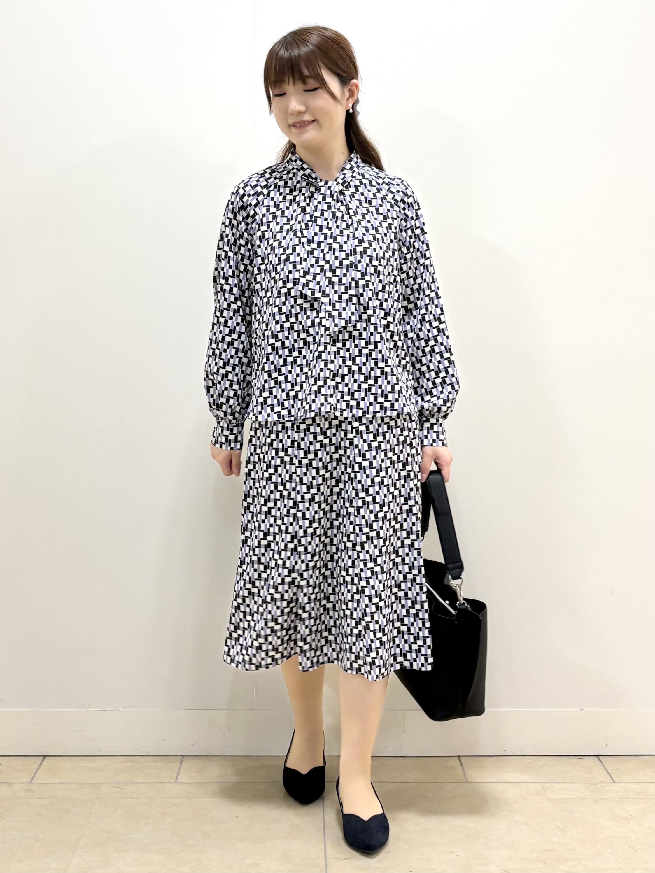 mikiさんの「Reflect｜【SS-4Lサイズ／セットアップ】幾何柄プリント ボウタイデザインブラウス」を使ったコーディネート