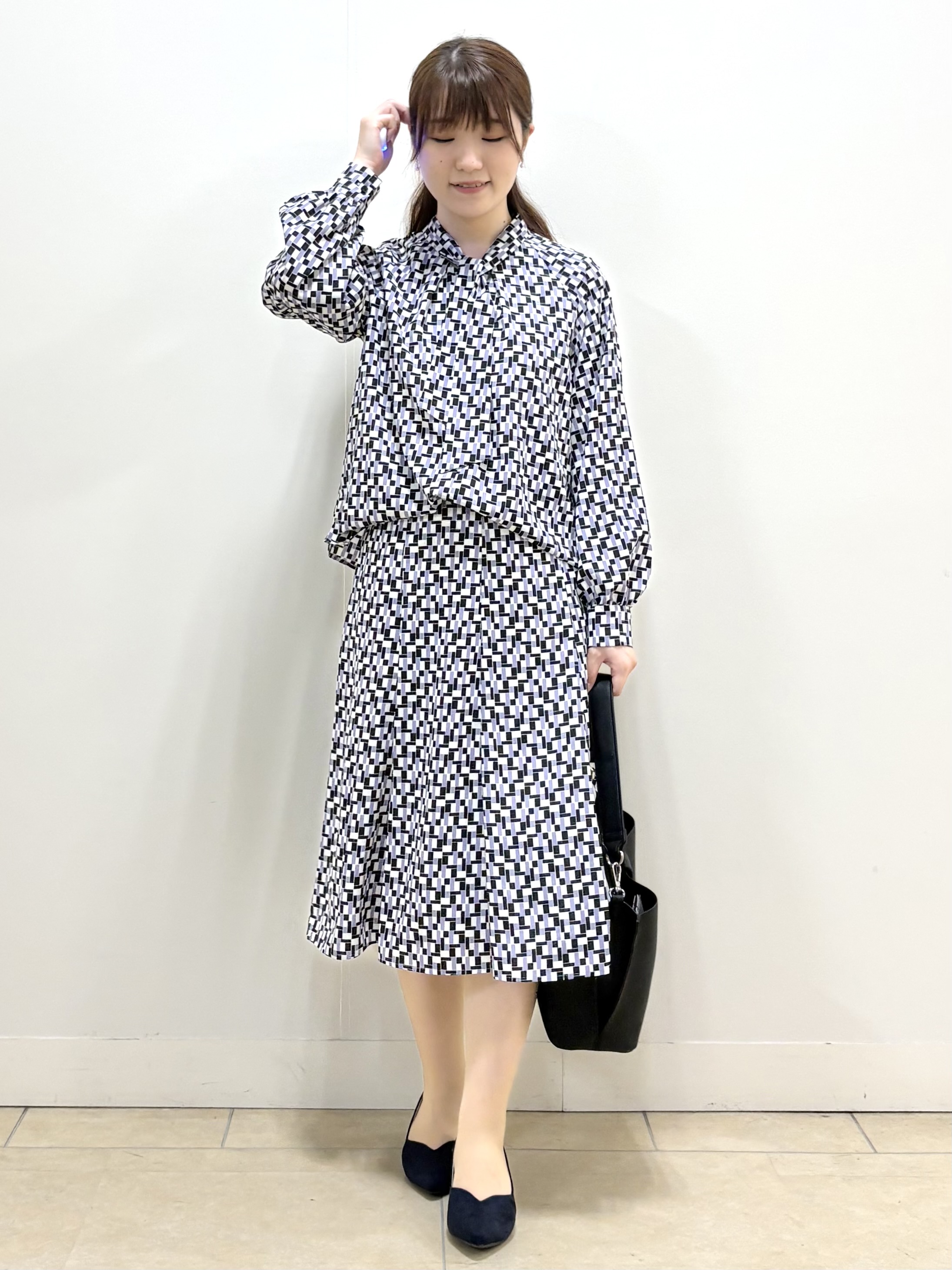 mikiさんの「Reflect｜【SS-4Lサイズ／セットアップ】幾何柄プリント ボウタイデザインブラウス」を使ったコーディネート