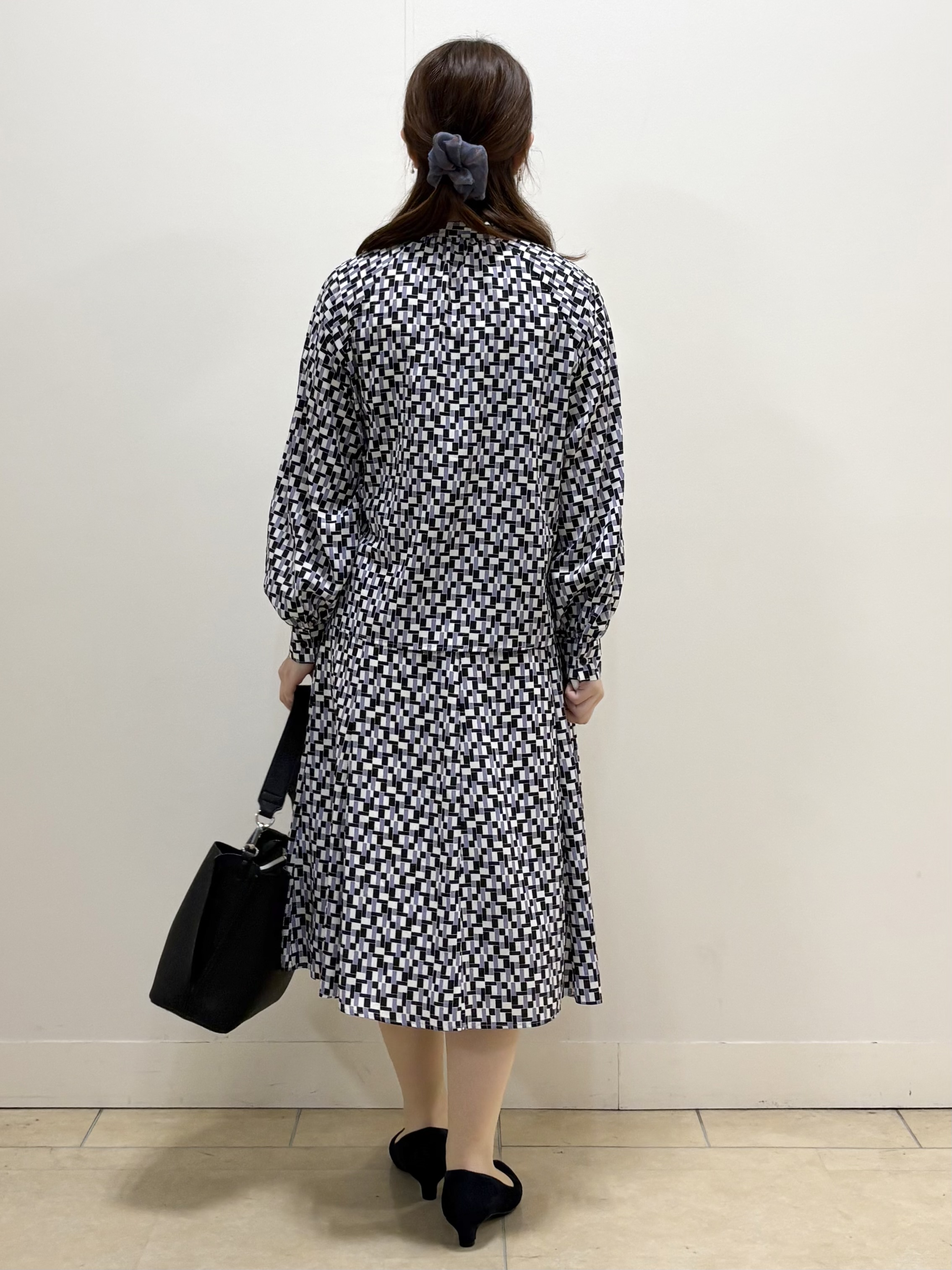 mikiさんの「Reflect｜【SS-4Lサイズ／セットアップ】幾何柄プリント ボウタイデザインブラウス」を使ったコーディネート