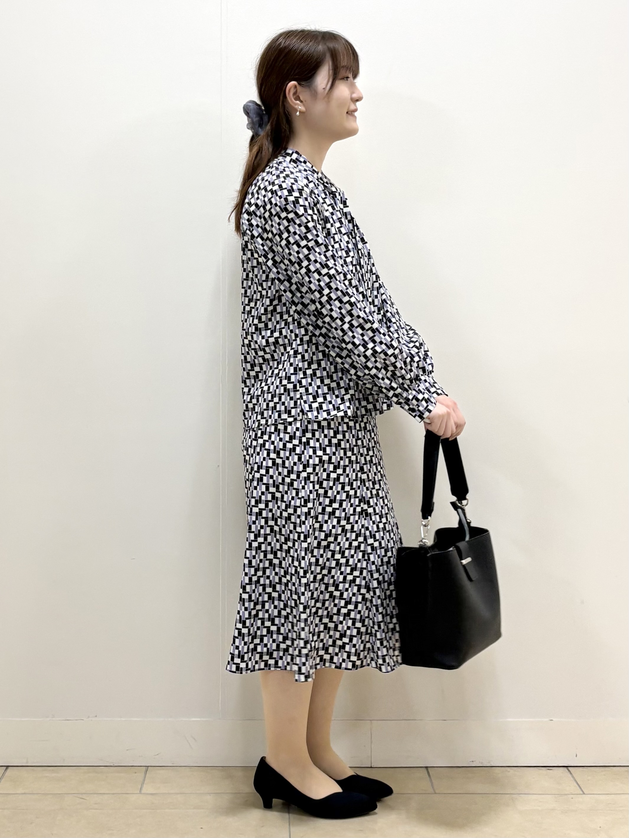 mikiさんの「Reflect｜【SS-4Lサイズ／セットアップ】幾何柄プリント ボウタイデザインブラウス」を使ったコーディネート