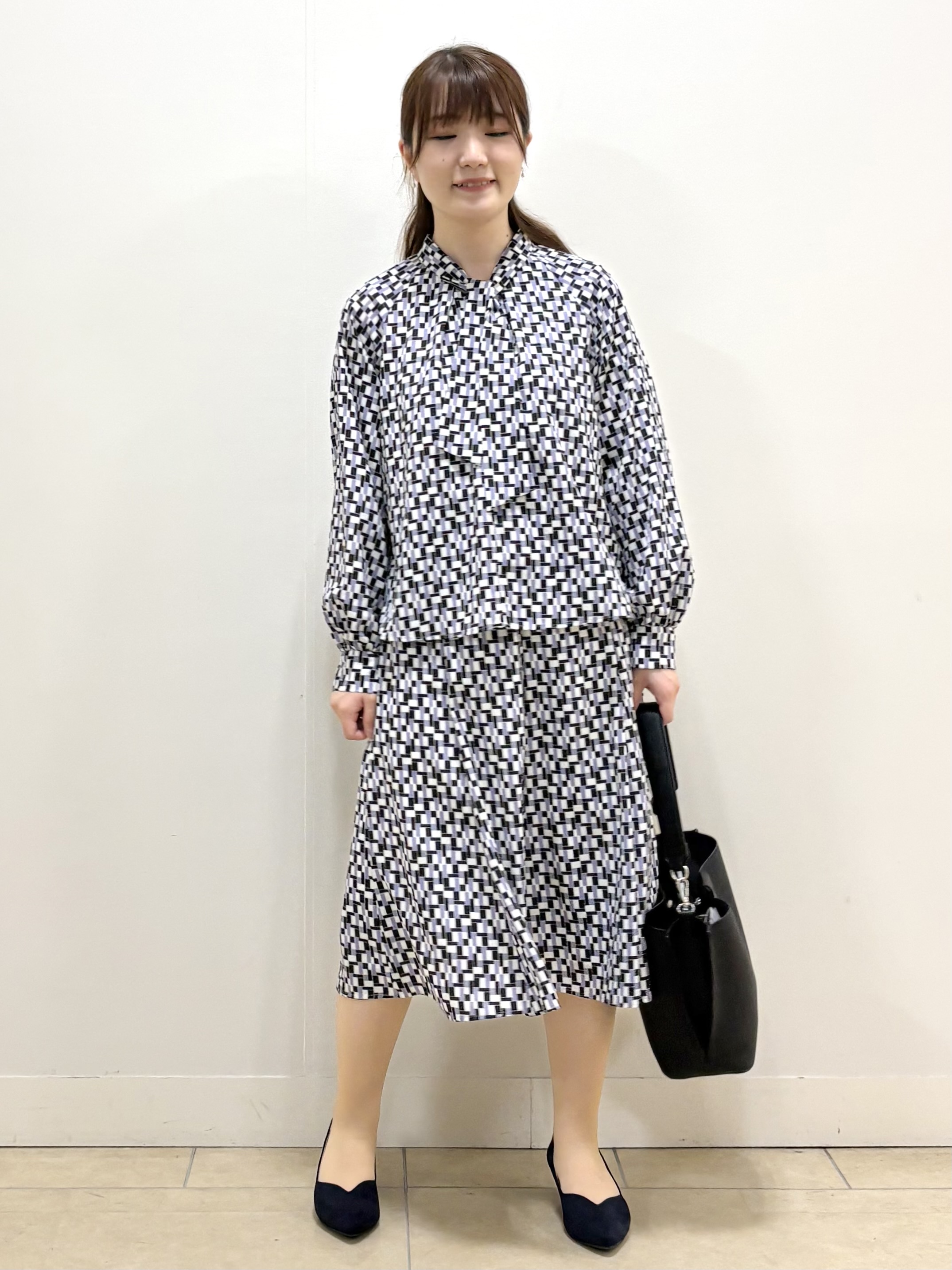 mikiさんの「Reflect｜【SS-4Lサイズ／セットアップ】幾何柄プリント ボウタイデザインブラウス」を使ったコーディネート