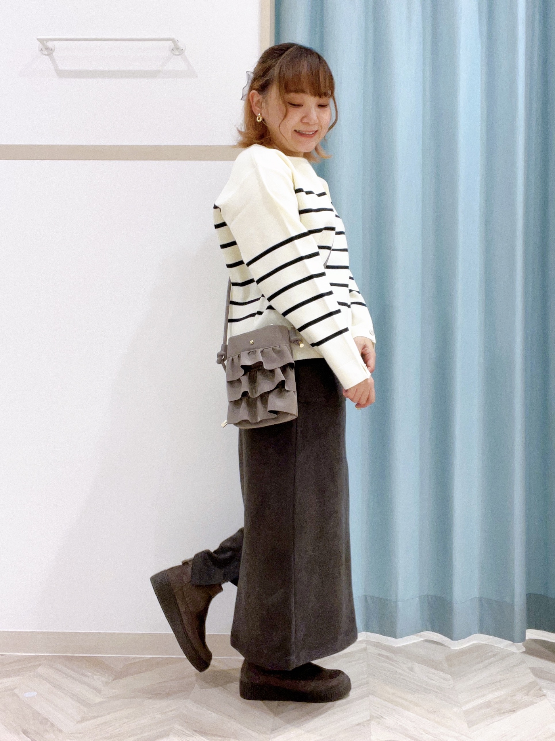kitaさんの「SHOO･LA･RUE｜【洗濯機可/S-LL】抜け感ある着こなしに 金ボタン付き スポンディッシュ クルーネックニット」を使ったコーディネート