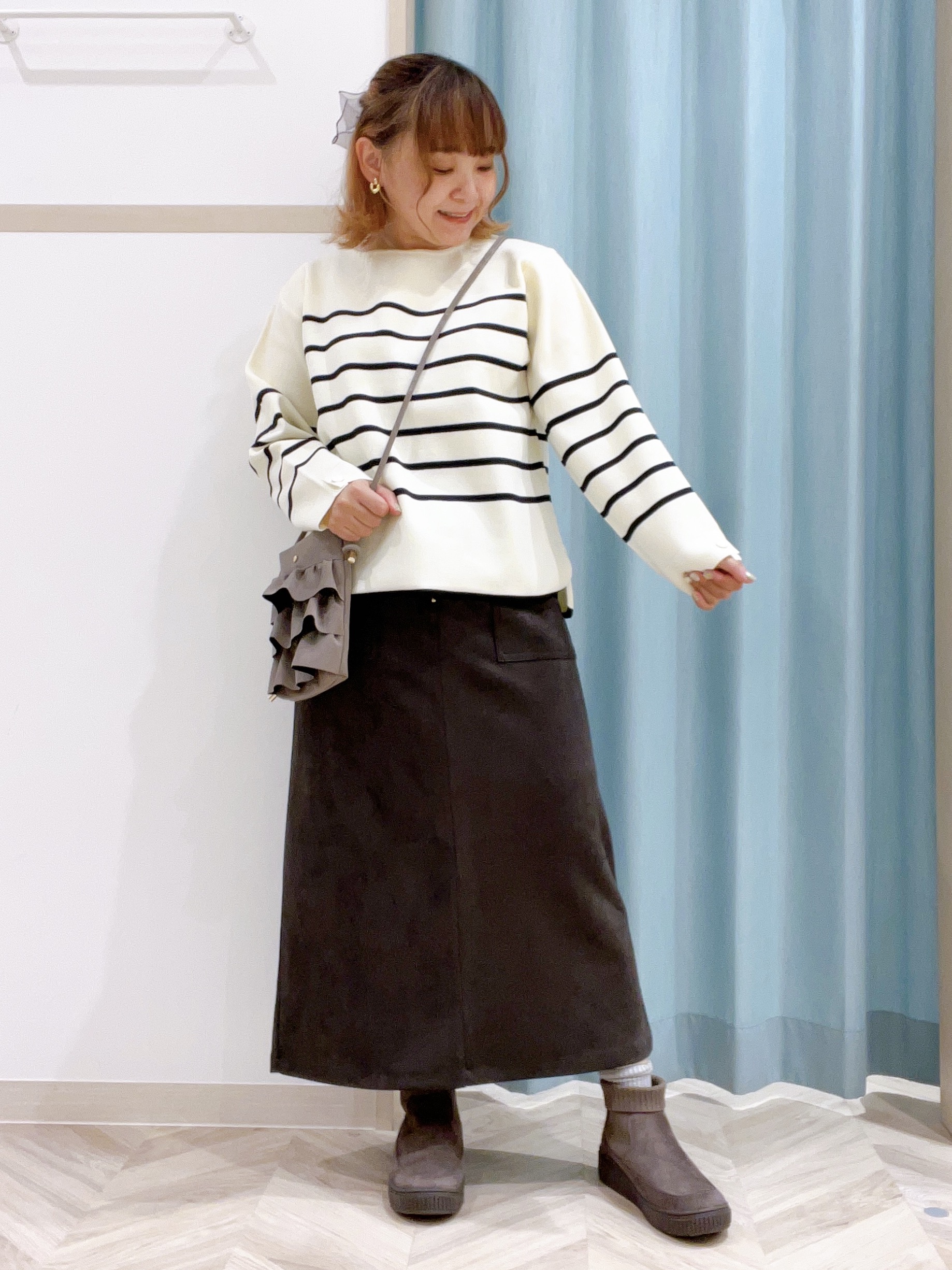 kitaさんの「SHOO･LA･RUE｜【洗濯機可/S-LL】抜け感ある着こなしに 金ボタン付き スポンディッシュ クルーネックニット」を使ったコーディネート