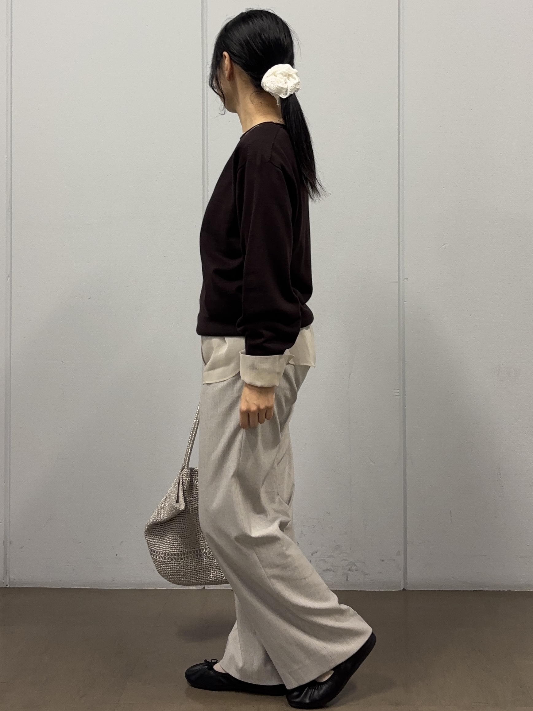 岩本優さんの「UNTITLED｜【大人の抜け感/8色展開】ボリュームスリーブニットプルオーバー」を使ったコーディネート