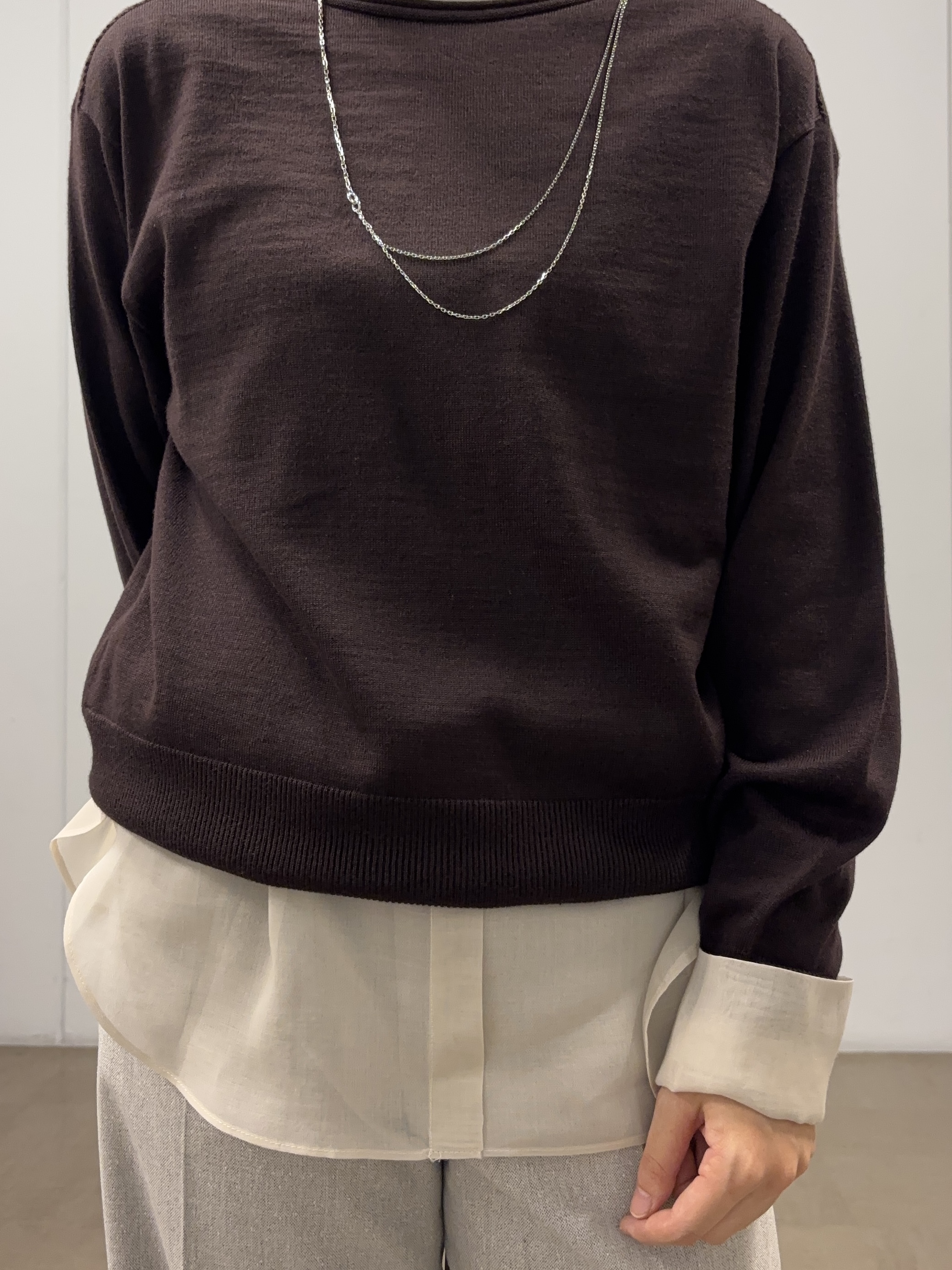 岩本優さんの「UNTITLED｜【大人の抜け感/8色展開】ボリュームスリーブニットプルオーバー」を使ったコーディネート