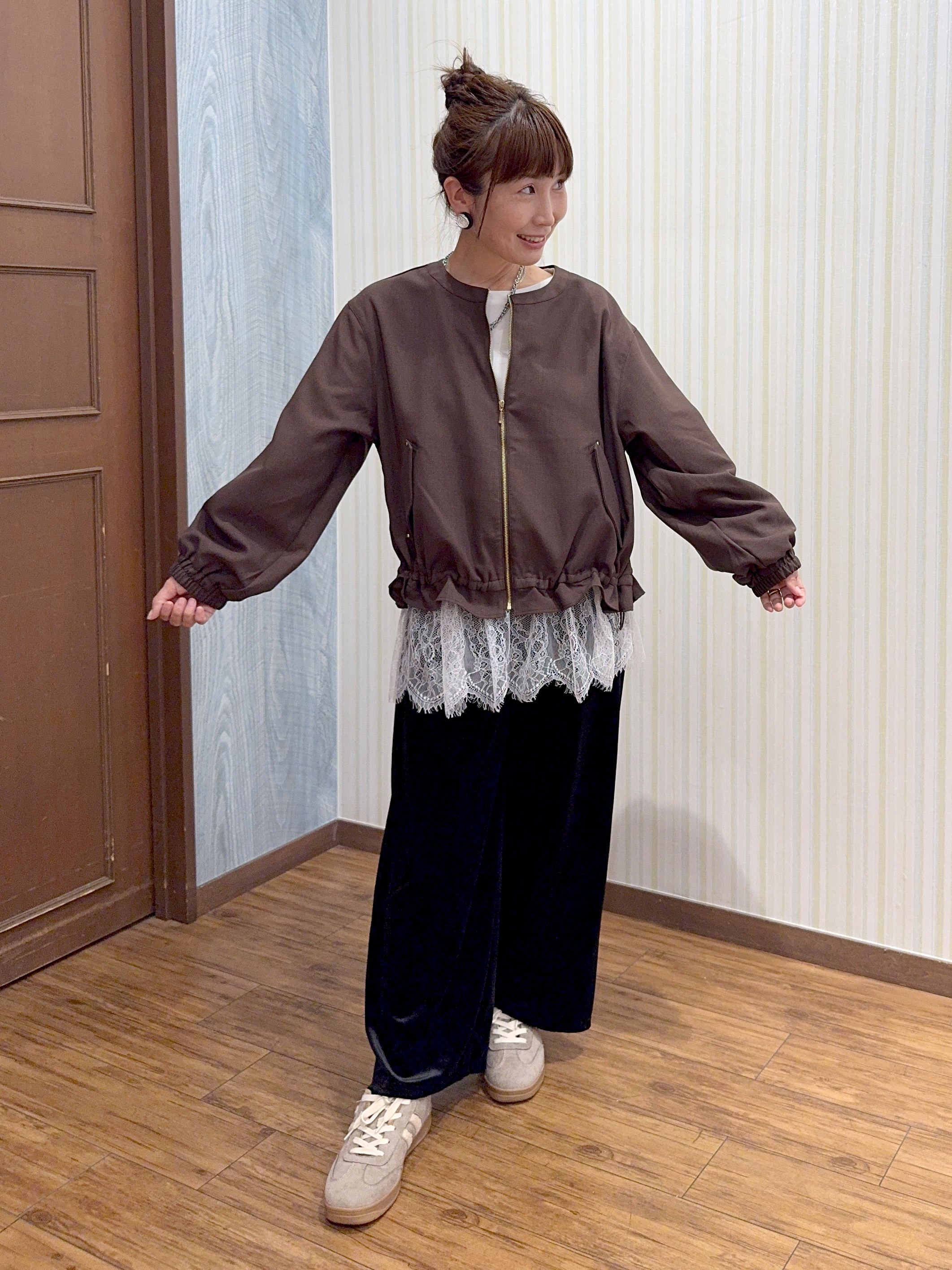 よっしーさんの「SHOO･LA･RUE｜【洗濯後しわになりにくい/S-LL】裾ドロストフリルブルゾン」を使ったコーディネート