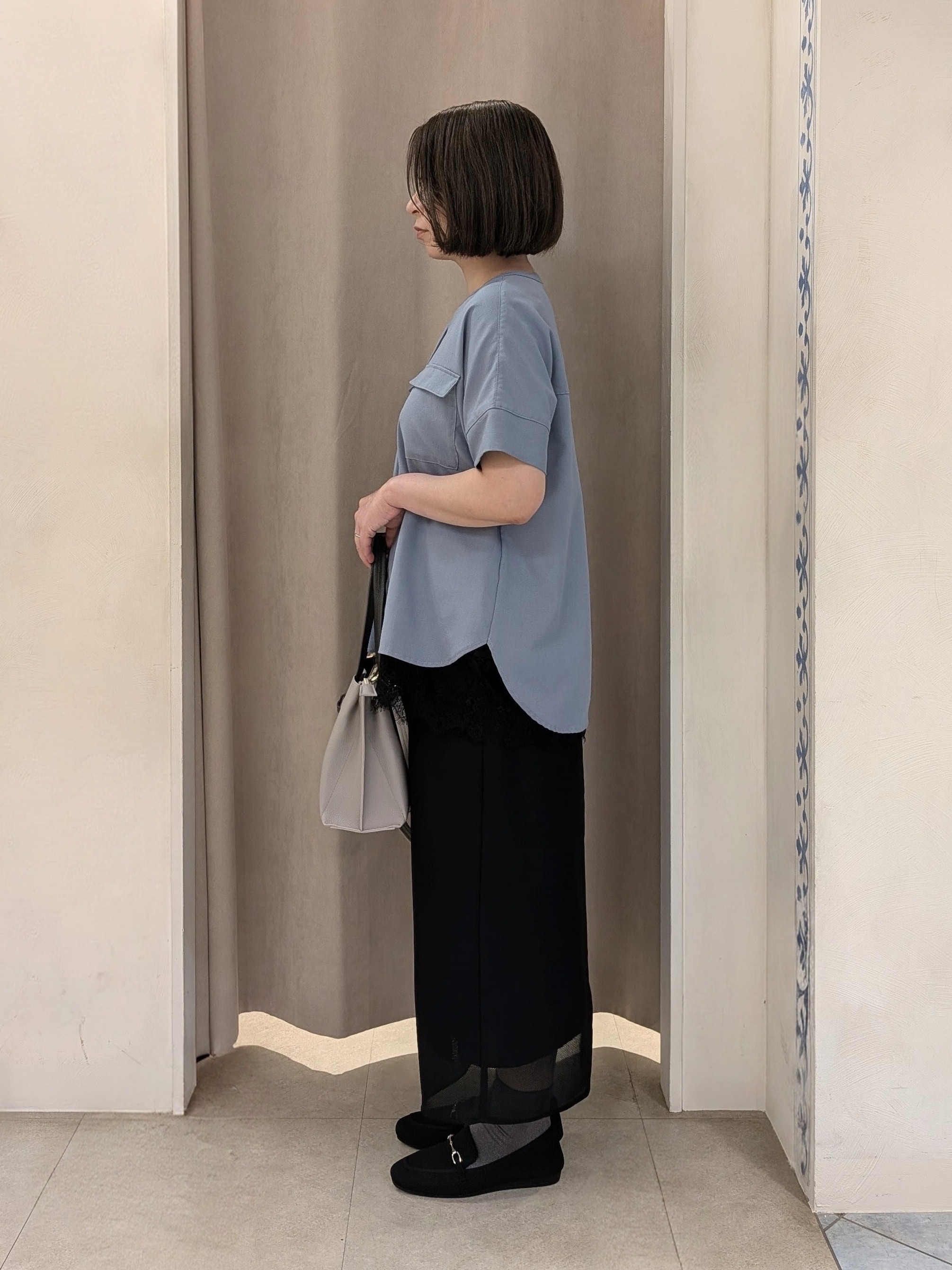 junさんの「SHOO･LA･RUE｜【洗濯後しわになりにくい/UV/吸水速乾】Wポケットが目を引く オンオフ使えるスキッパーブラウス」を使ったコーディネート