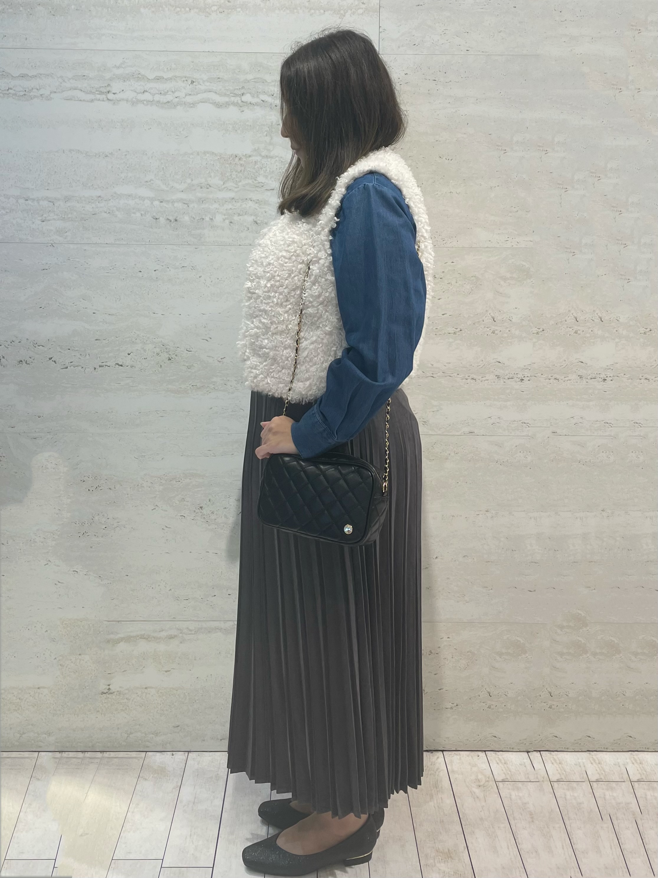 yunさんの「OPAQUE.CLIP｜カーリーフェイクファーベスト【洗濯機OK】」を使ったコーディネート