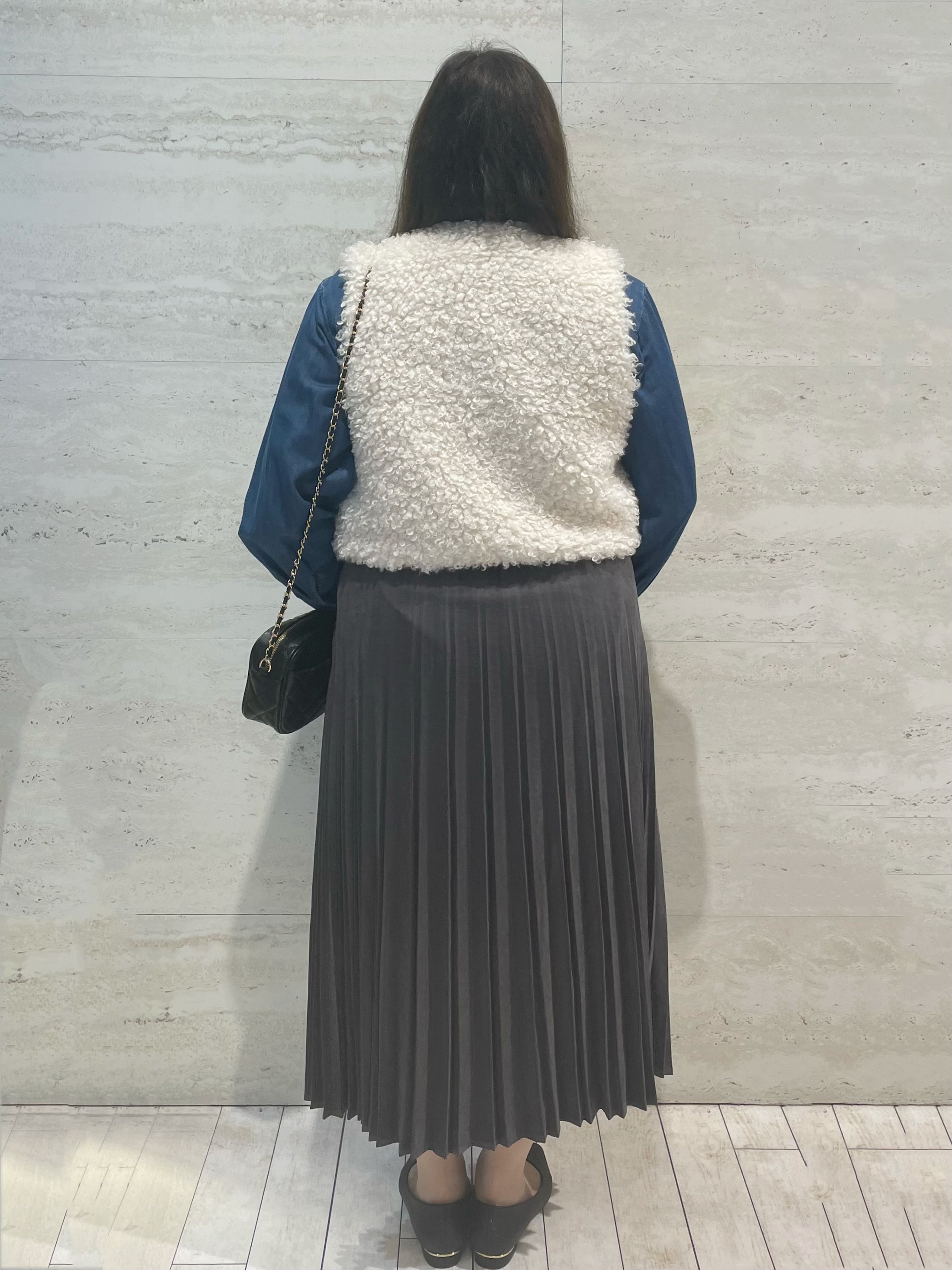 yunさんの「OPAQUE.CLIP｜カーリーフェイクファーベスト【洗濯機OK】」を使ったコーディネート