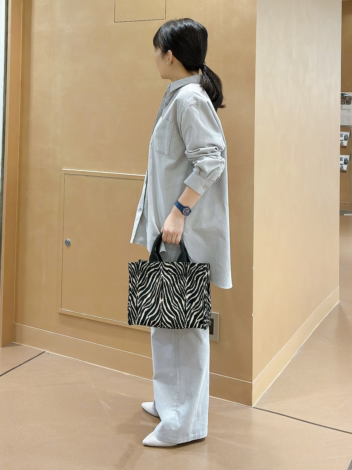 hattoriさんの「INDIVI｜【大人コーデュロイ／SETUP可】オーバーサイズシャツ」を使ったコーディネート