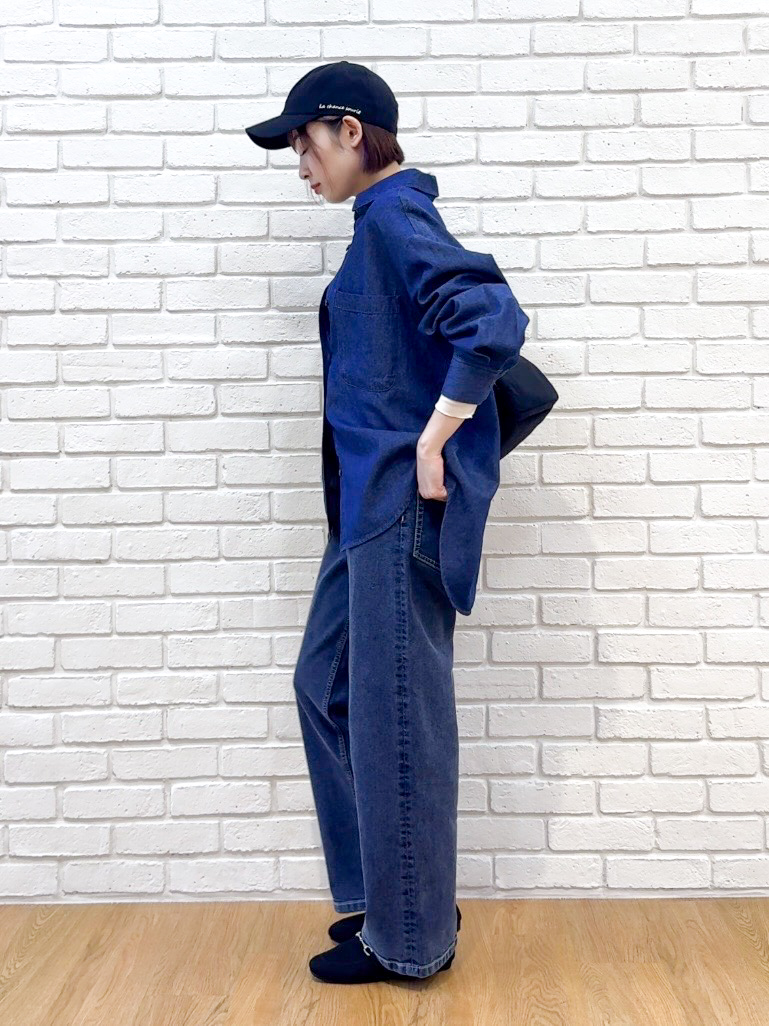 𝐜𝐡𝐢𝐤𝐚さんの「SHOO･LA･RUE｜【S-LL/洗濯機可/体型カバー】ライトオンスデニム ダブルポケット オーバーサイズシャツ」を使ったコーディネート