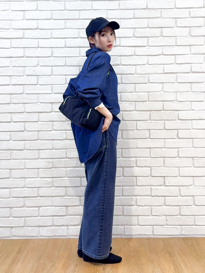 𝐜𝐡𝐢𝐤𝐚さんの「SHOO･LA･RUE｜【S-LL/洗濯機可/体型カバー】ライトオンスデニム ダブルポケット オーバーサイズシャツ」を使ったコーディネート