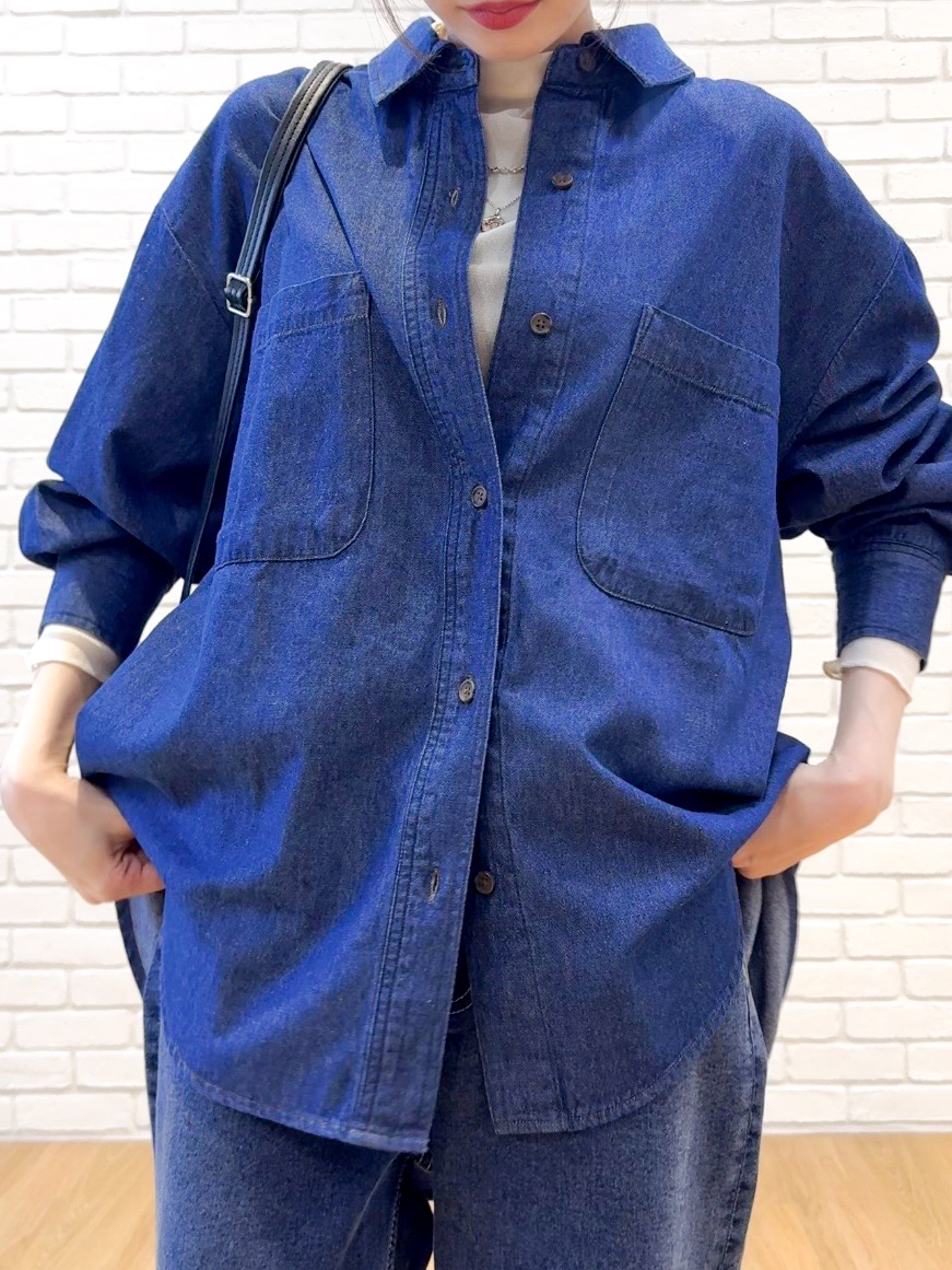 𝐜𝐡𝐢𝐤𝐚さんの「SHOO･LA･RUE｜【S-LL/洗濯機可/体型カバー】ライトオンスデニム ダブルポケット オーバーサイズシャツ」を使ったコーディネート
