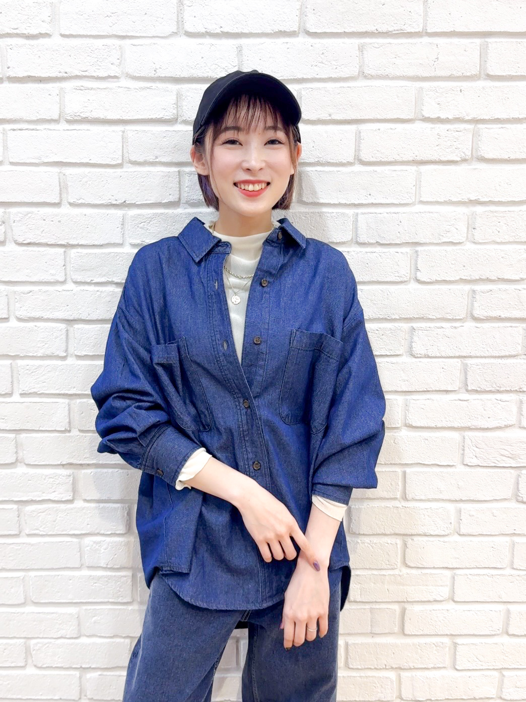 𝐜𝐡𝐢𝐤𝐚さんの「SHOO･LA･RUE｜【S-LL/洗濯機可/体型カバー】ライトオンスデニム ダブルポケット オーバーサイズシャツ」を使ったコーディネート