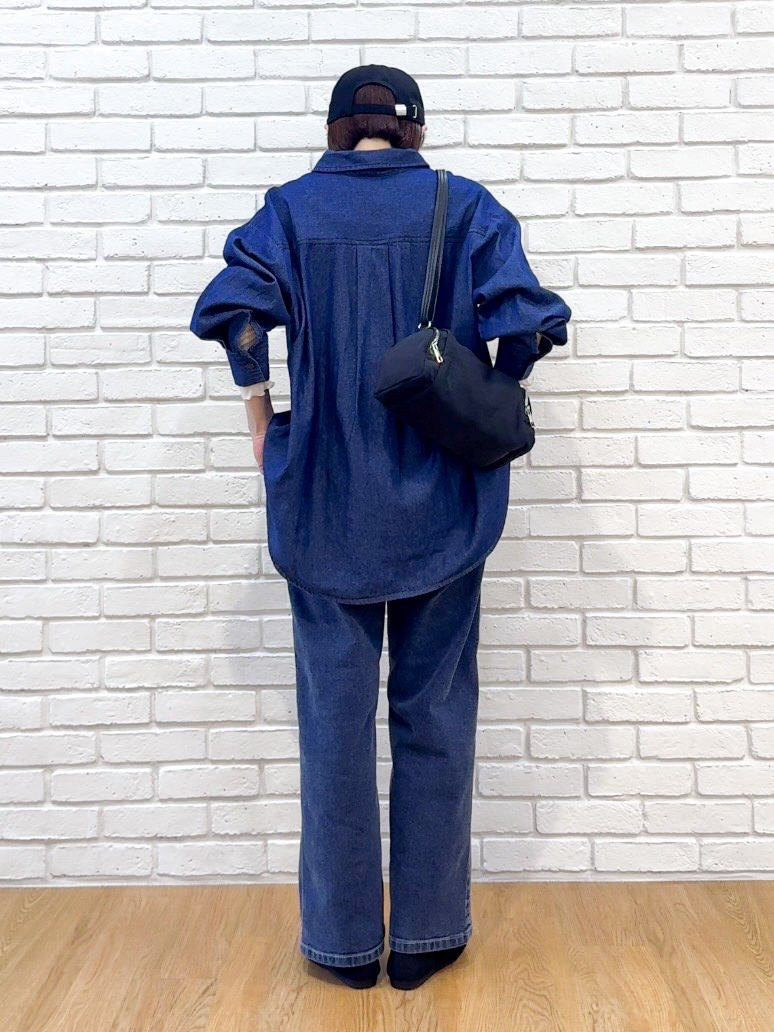 𝐜𝐡𝐢𝐤𝐚さんの「SHOO･LA･RUE｜【S-LL/洗濯機可/体型カバー】ライトオンスデニム ダブルポケット オーバーサイズシャツ」を使ったコーディネート