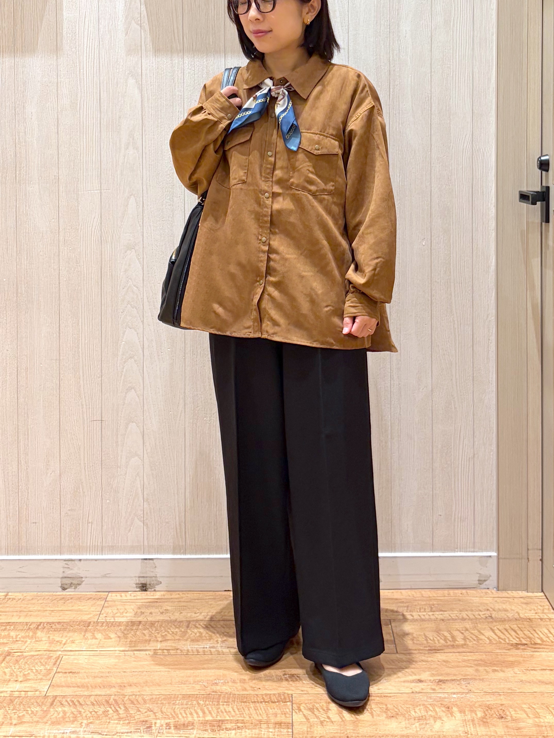 shirayuuuさんの「SHOO･LA･RUE｜【S-LL/洗濯機可】なめらかさが心地いい。スエード調ポケットシャツ」を使ったコーディネート