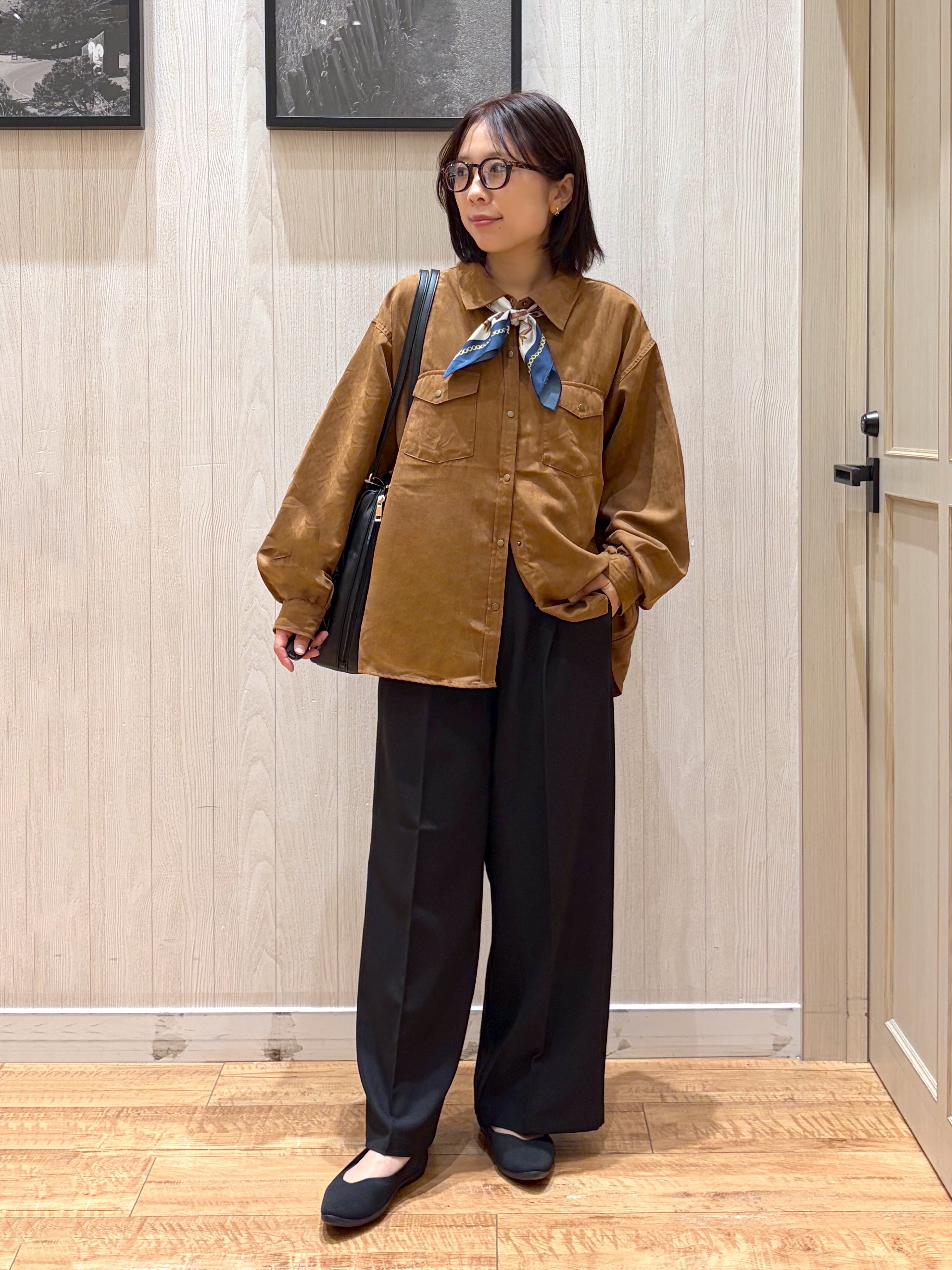 shirayuuuさんの「SHOO･LA･RUE｜【S-LL/洗濯機可】なめらかさが心地いい。スエード調ポケットシャツ」を使ったコーディネート