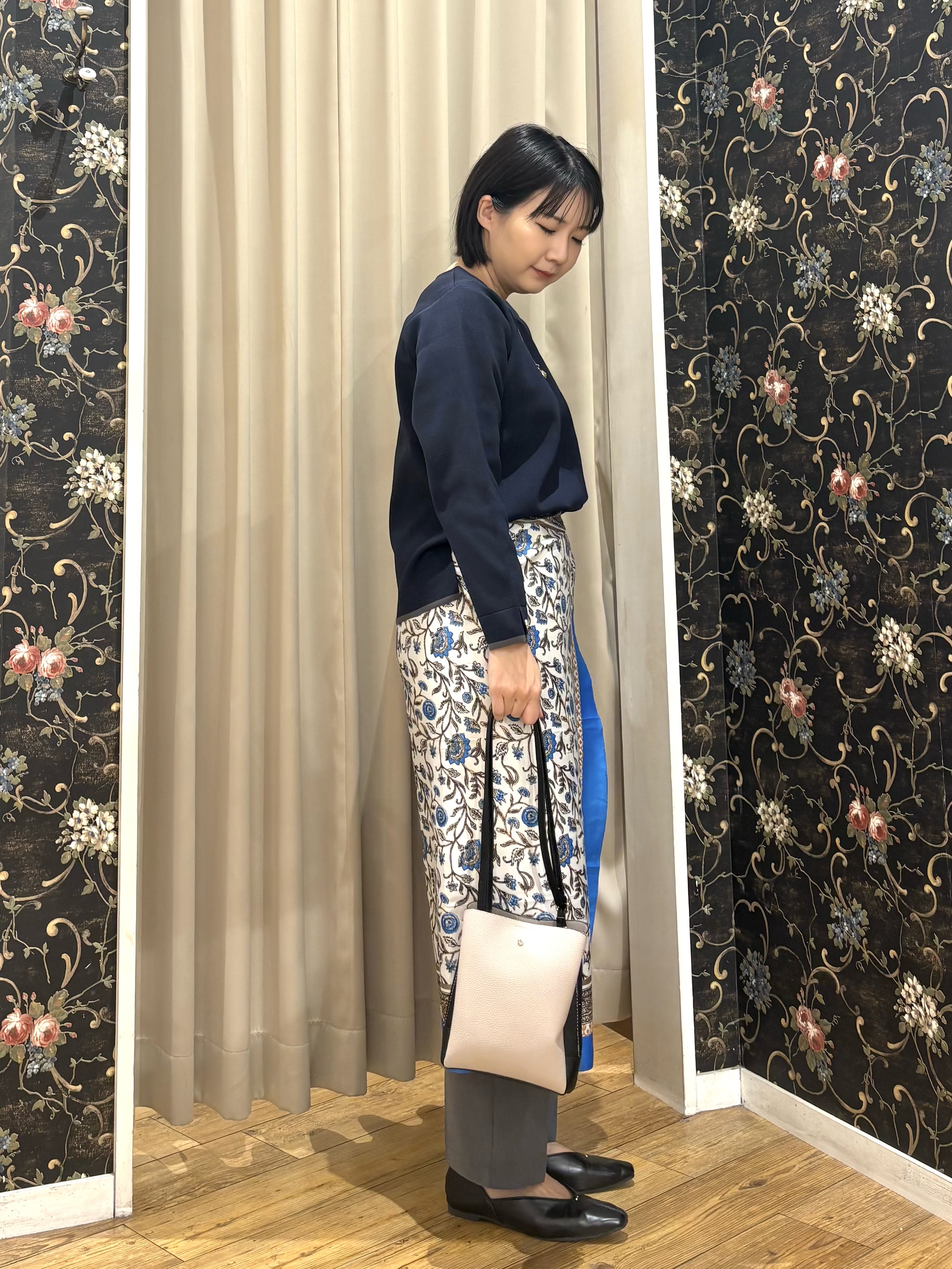 ネリさんの「SHOO･LA･RUE｜【洗濯機可/S-LL】抜け感ある着こなしに 金ボタン付き スポンディッシュ クルーネックニット」を使ったコーディネート