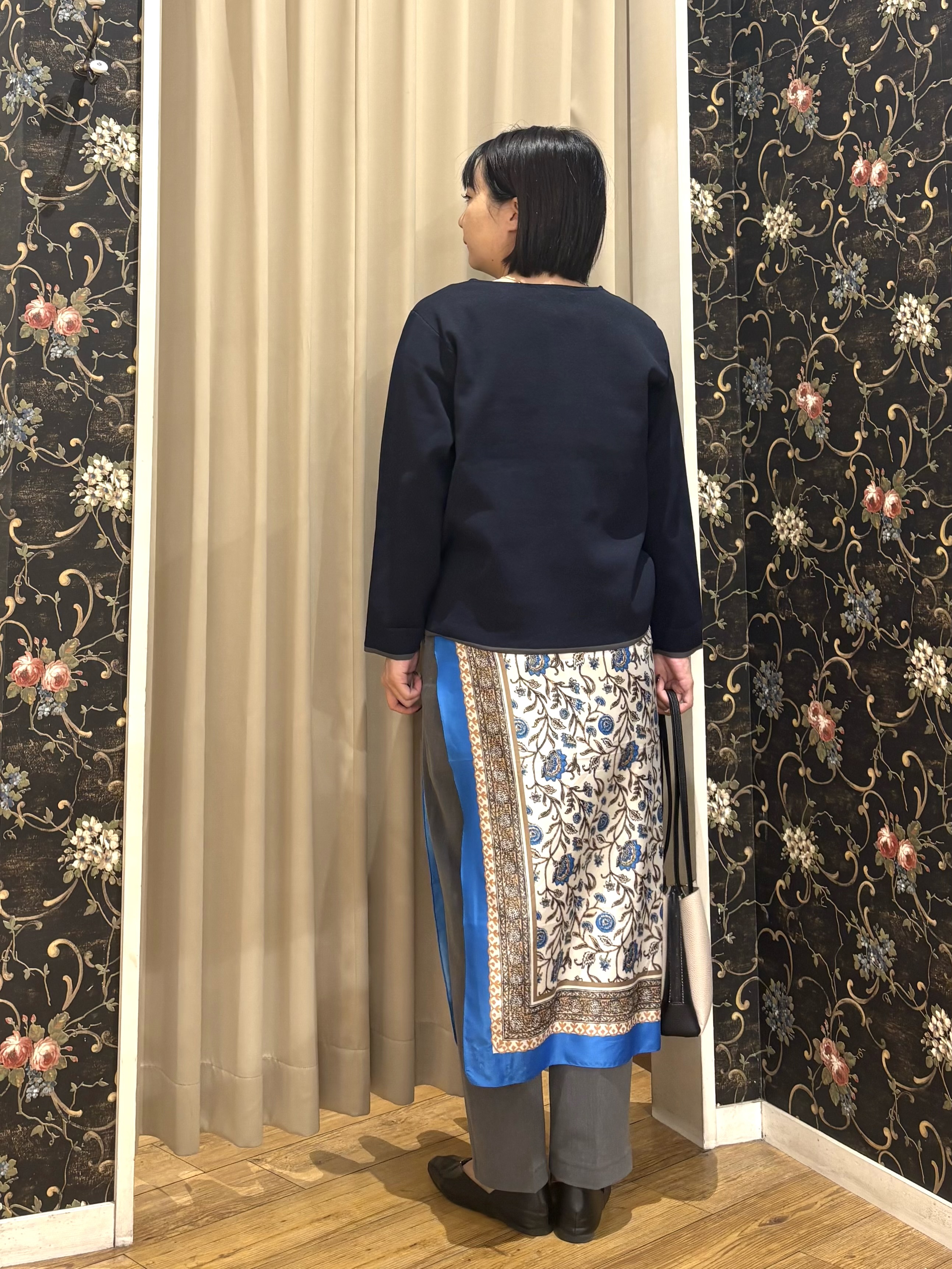 ネリさんの「SHOO･LA･RUE｜【洗濯機可/S-LL】抜け感ある着こなしに 金ボタン付き スポンディッシュ クルーネックニット」を使ったコーディネート