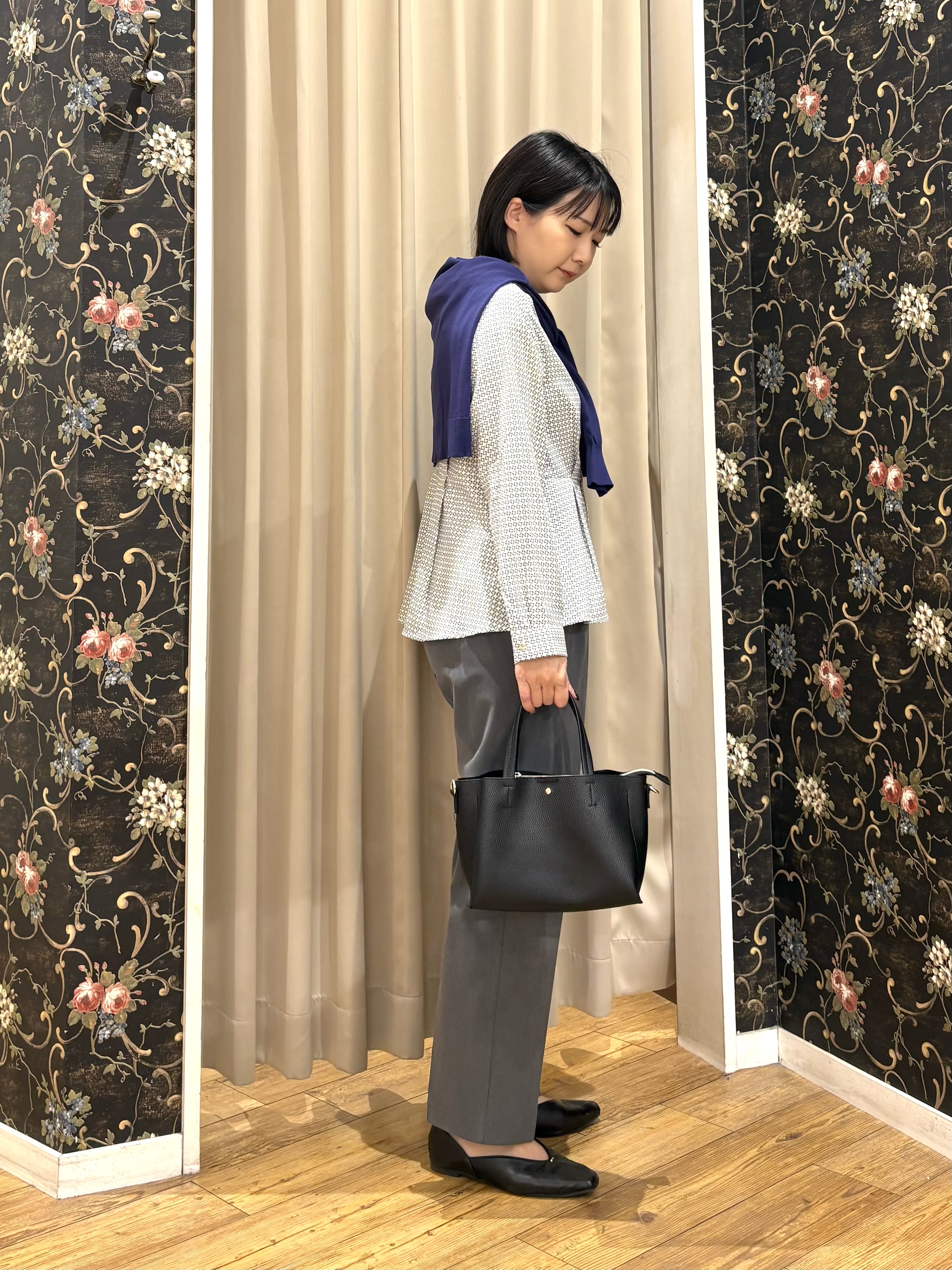 ネリさんの「SHOO･LA･RUE｜【洗濯機可/S-LL】金ボタンが上品に。さらさらタッチカーディガン」を使ったコーディネート