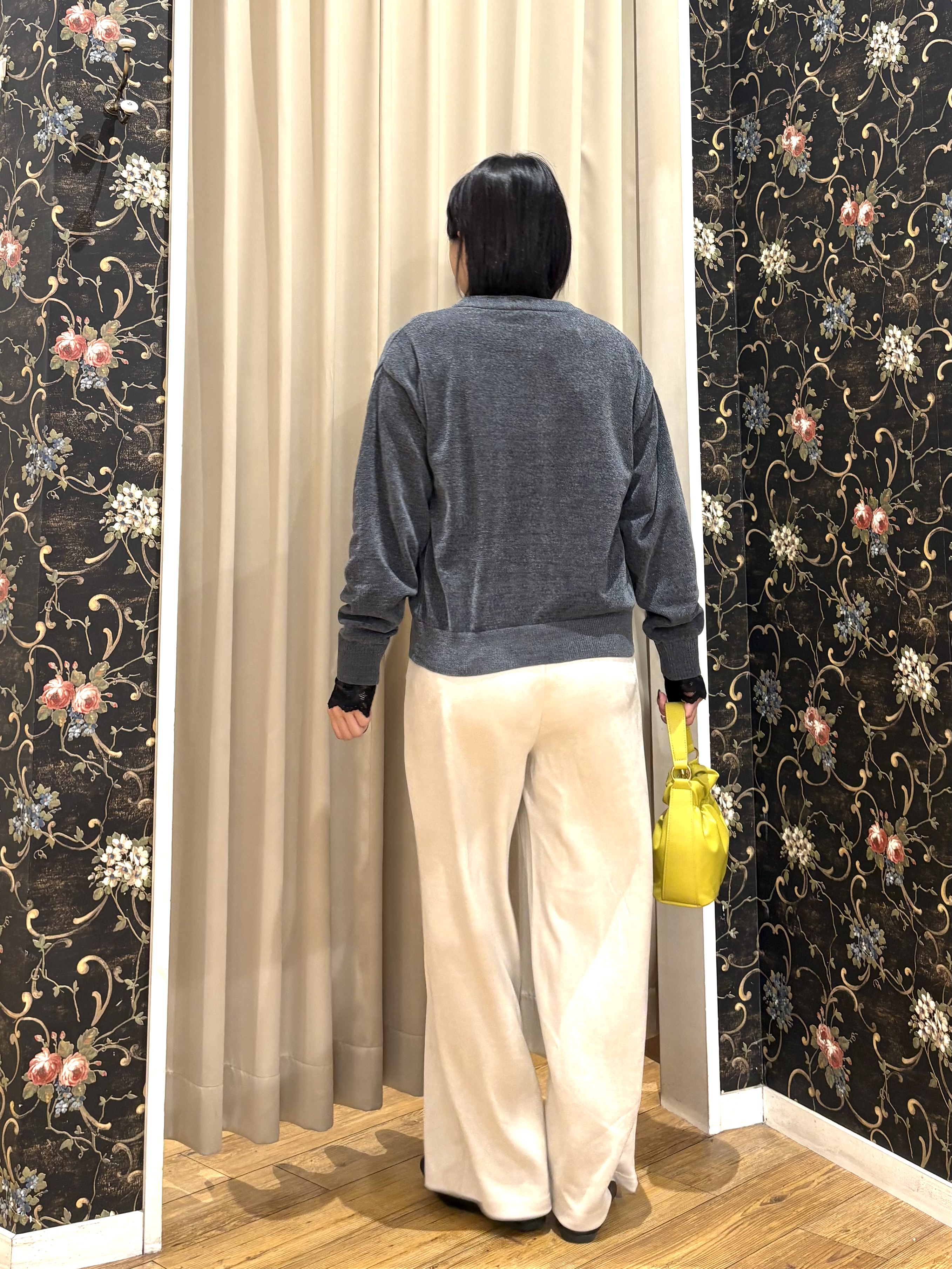 ネリさんの「SHOO･LA･RUE｜【S-LL/洗濯機可】手触りやわらか ミニモール金ボタンカーディガン」を使ったコーディネート