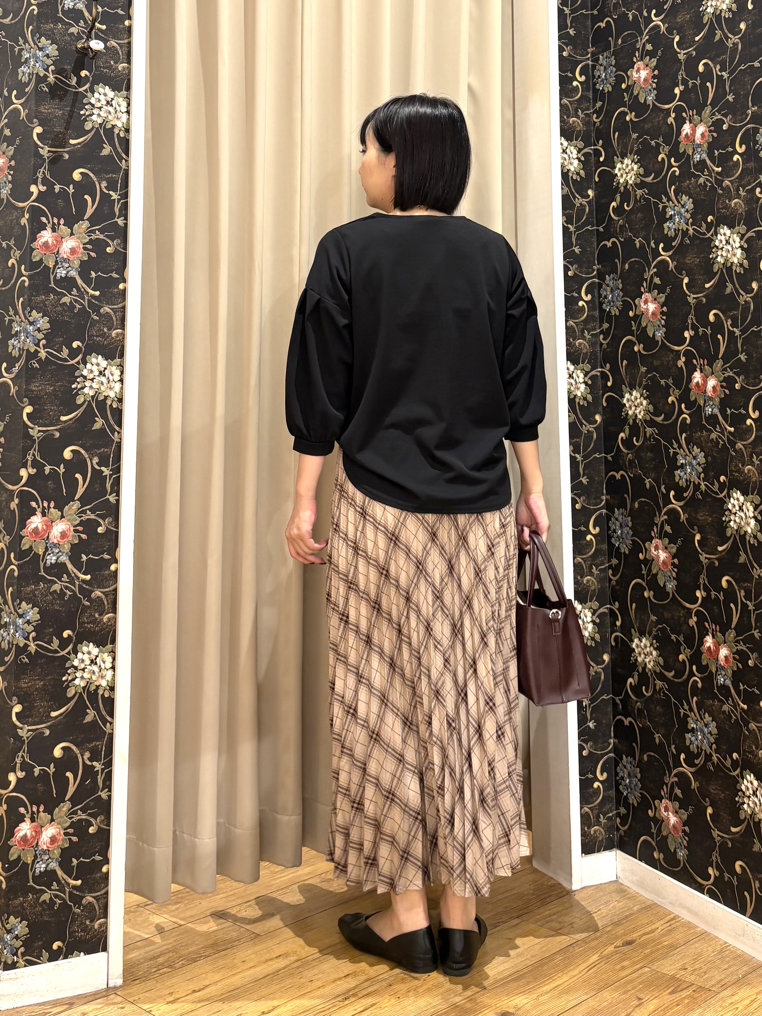 ネリさんの「SHOO･LA･RUE｜【着丈選べる/2点セット/S-LL/洗濯機可】ネックレス付き 着心地さらり7分袖ブラウス」を使ったコーディネート