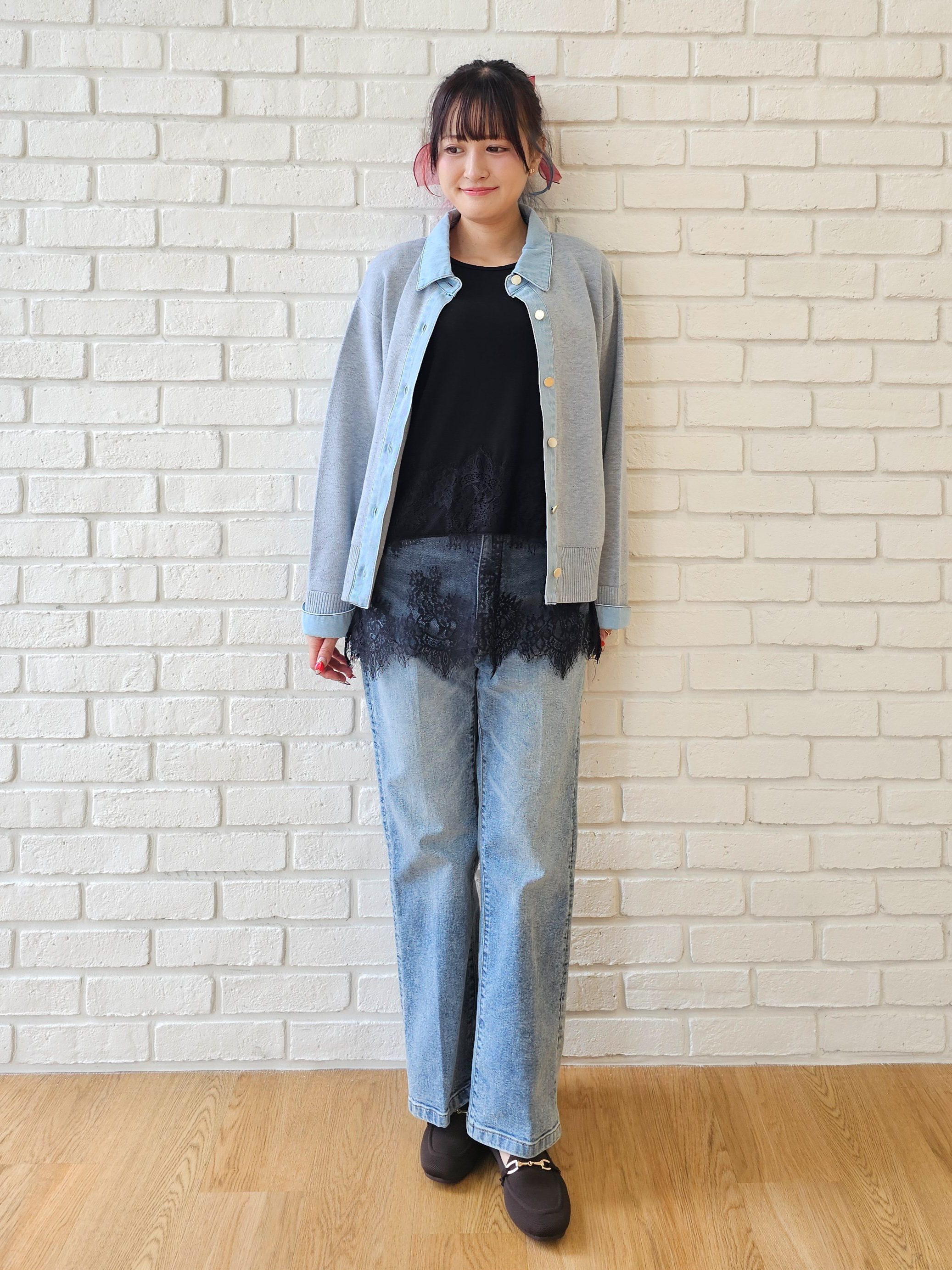 ゆゆさんの「SHOO･LA･RUE｜【S-LL/洗濯機可】デニム／チェック切替でこなれ見え 金ボタンニットカーディガン」を使ったコーディネート