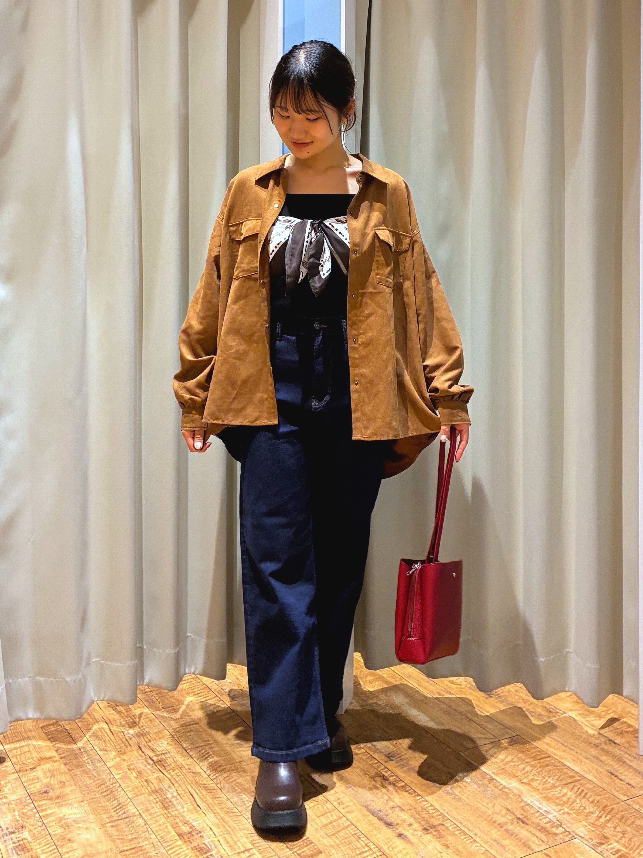 もんちゃんさんの「SHOO･LA･RUE｜【S-LL/洗濯機可】なめらかさが心地いい。スエード調ポケットシャツ」を使ったコーディネート