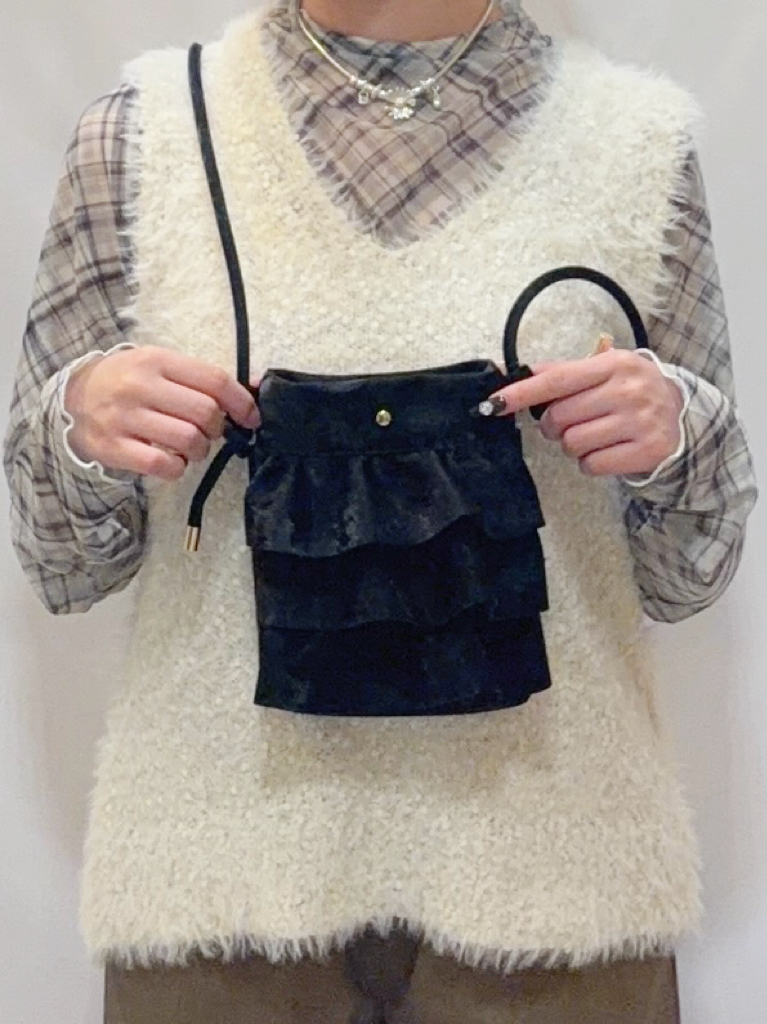 reonさんの「SHOO･LA･RUE｜【洗濯機可】重ねるだけで華やかに。ポンポンシャギーベスト」を使ったコーディネート