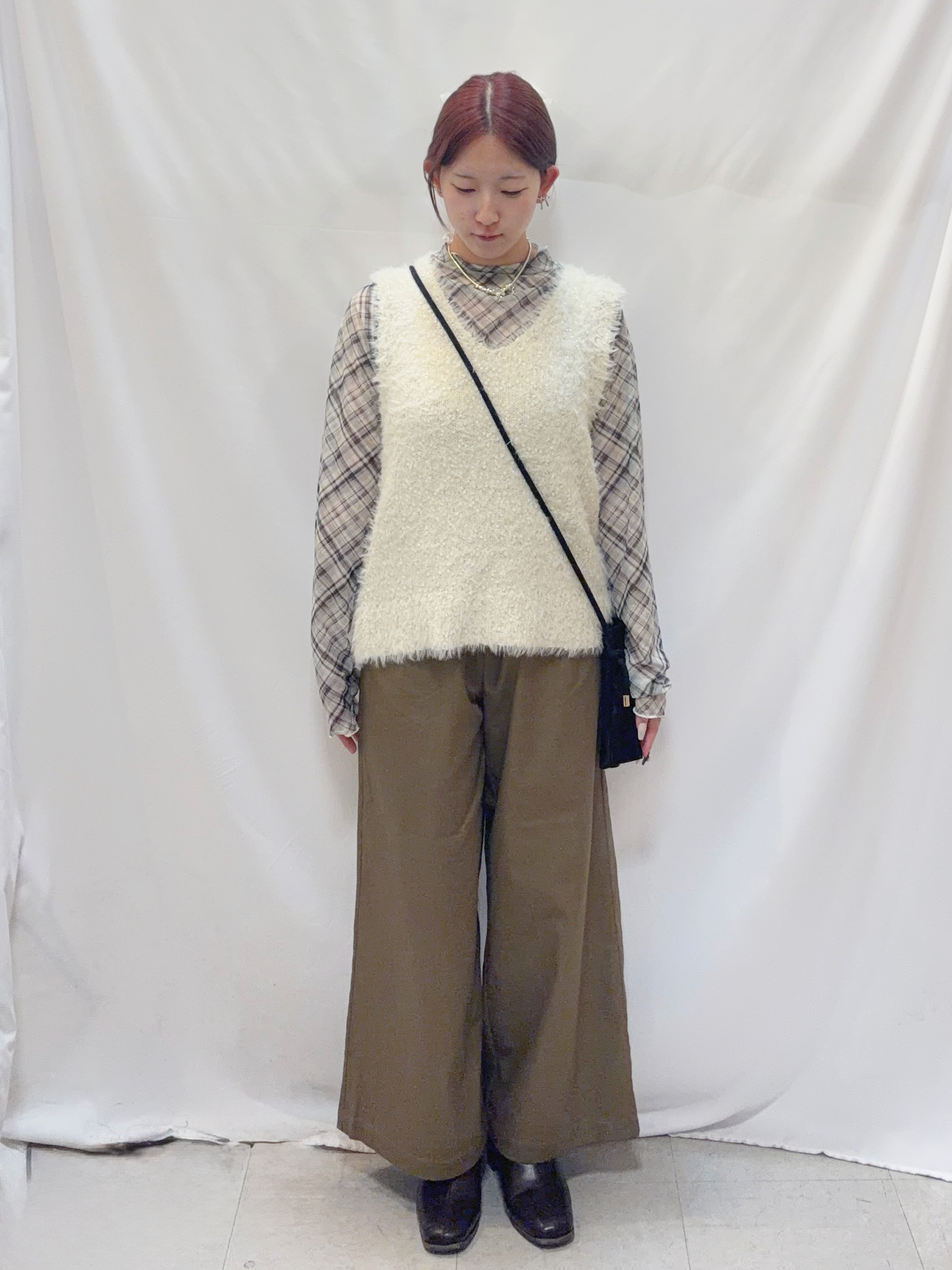 reonさんの「SHOO･LA･RUE｜【洗濯機可】重ねるだけで華やかに。ポンポンシャギーベスト」を使ったコーディネート