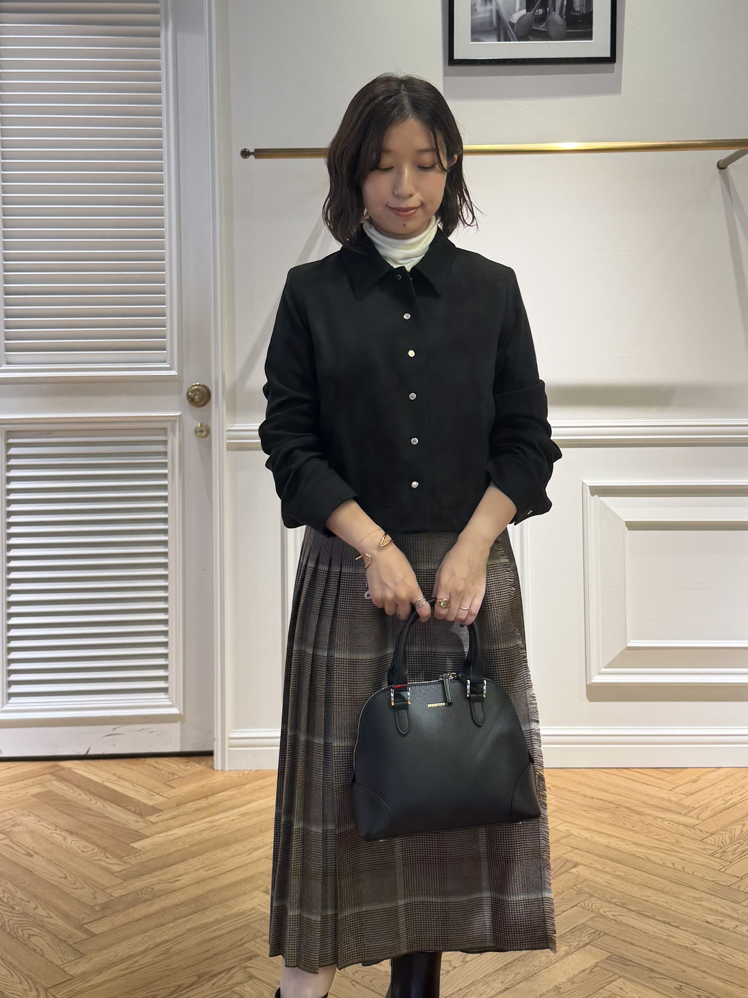 つじ まこさんの「DRESSTERIOR｜スエードショートジャケット」を使ったコーディネート