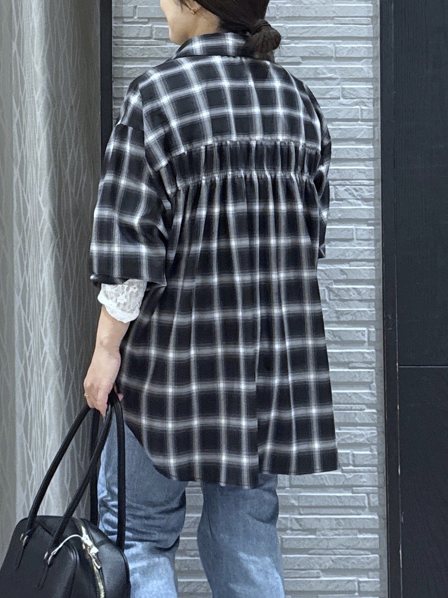 chさんの「THE SHOP TK｜後ろ姿も着映える バックシャーリングシャツ」を使ったコーディネート