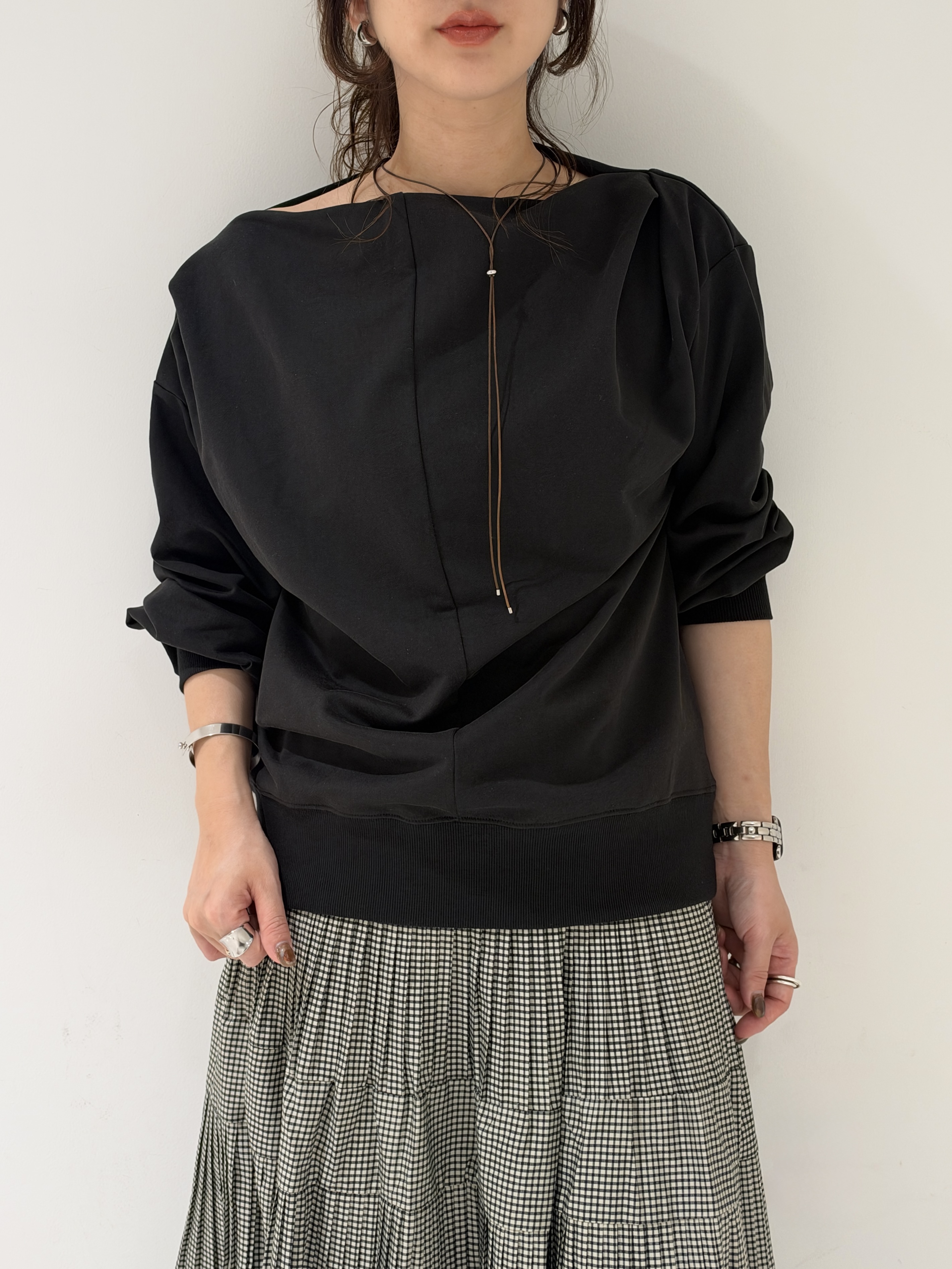 そんさんの「INDIVI｜裏毛オフショルカットソー」を使ったコーディネート
