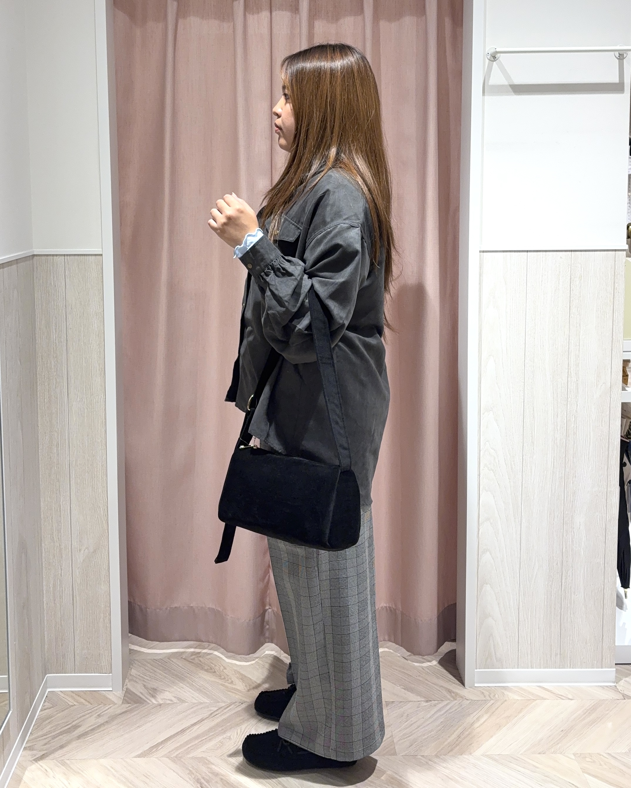 HANNAさんの「SHOO･LA･RUE｜【S-LL/洗濯機可】なめらかさが心地いい。スエード調ポケットシャツ」を使ったコーディネート