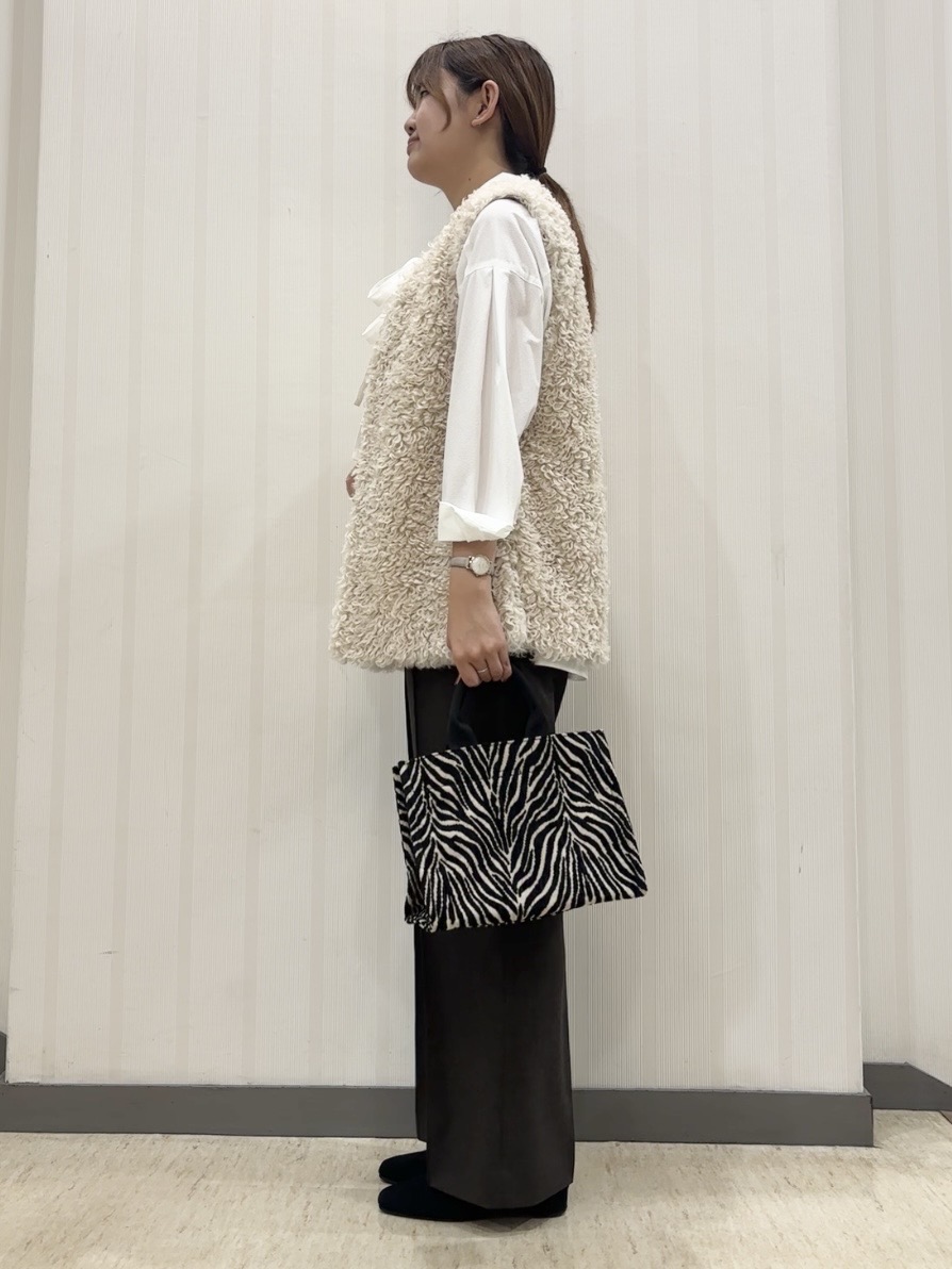 ちひさんの「INDIVI｜【羽織るだけでお洒落】カールエコファー ジレ」を使ったコーディネート