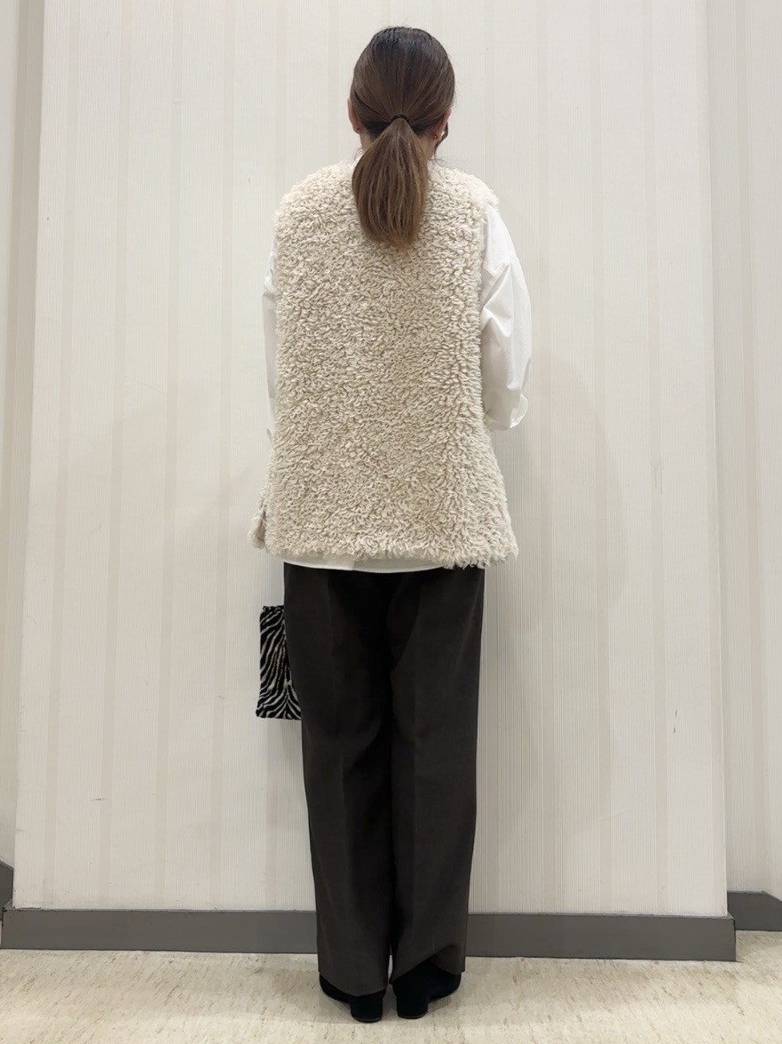 ちひさんの「INDIVI｜【羽織るだけでお洒落】カールエコファー ジレ」を使ったコーディネート