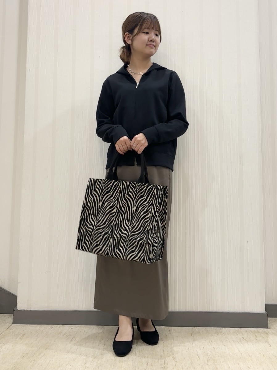 ちひさんの「INDIVI｜【吸汗速乾／ストレッチ◎】サテン素材ナロースカート」を使ったコーディネート