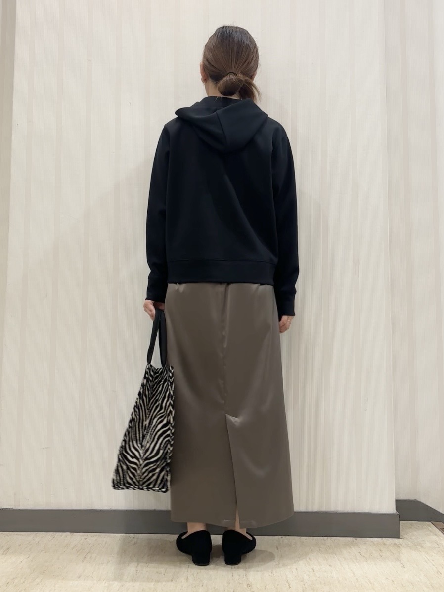 ちひさんの「INDIVI｜【吸汗速乾／ストレッチ◎】サテン素材ナロースカート」を使ったコーディネート