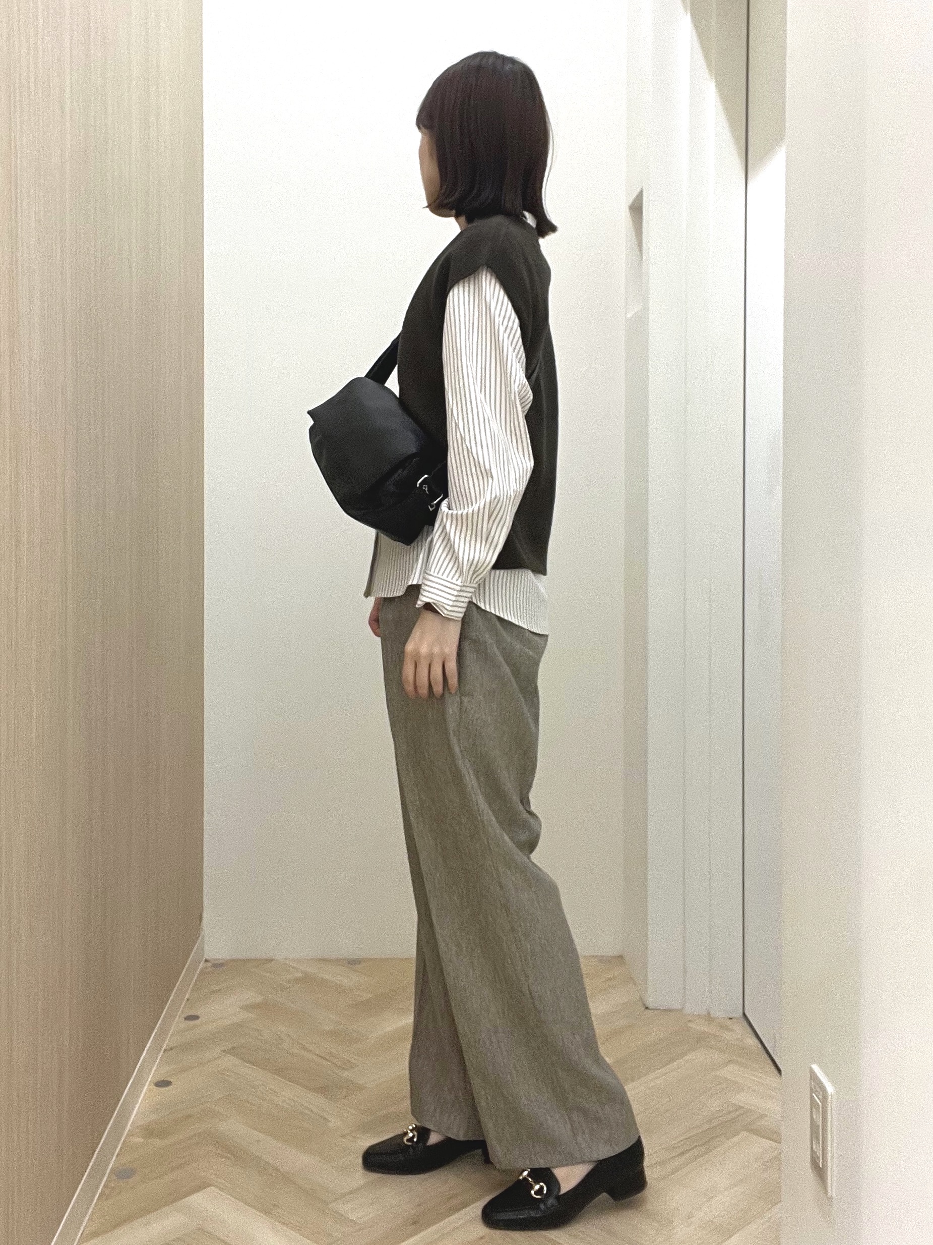  おまつさんの「grove｜【2点セット/時短・着回し】ニットベスト&times;シャツ」を使ったコーディネート
