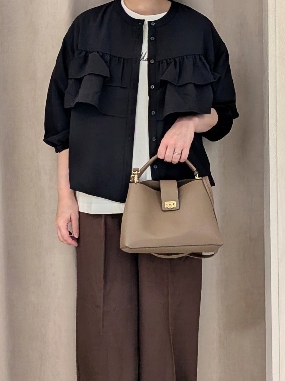 junさんの「SHOO･LA･RUE｜【S-LL/洗濯機可】1枚で華やか ティアードフリルブラウス」を使ったコーディネート