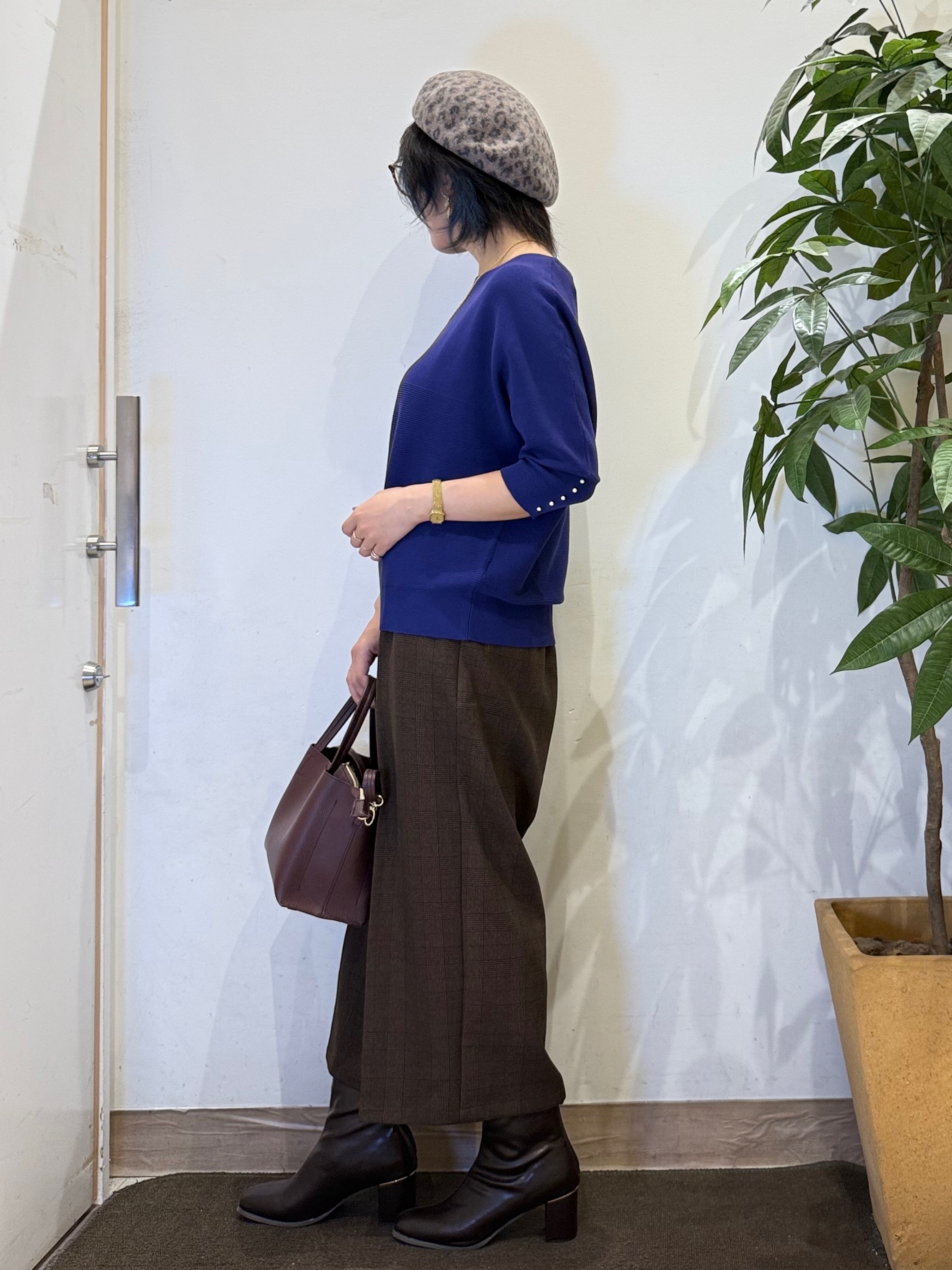 misakiさんの「SHOO･LA･RUE｜【毛玉になりにくい】パール調ボタンが女性らしさをプラス ガーター切替 7分袖ドルマンニット」を使ったコーディネート
