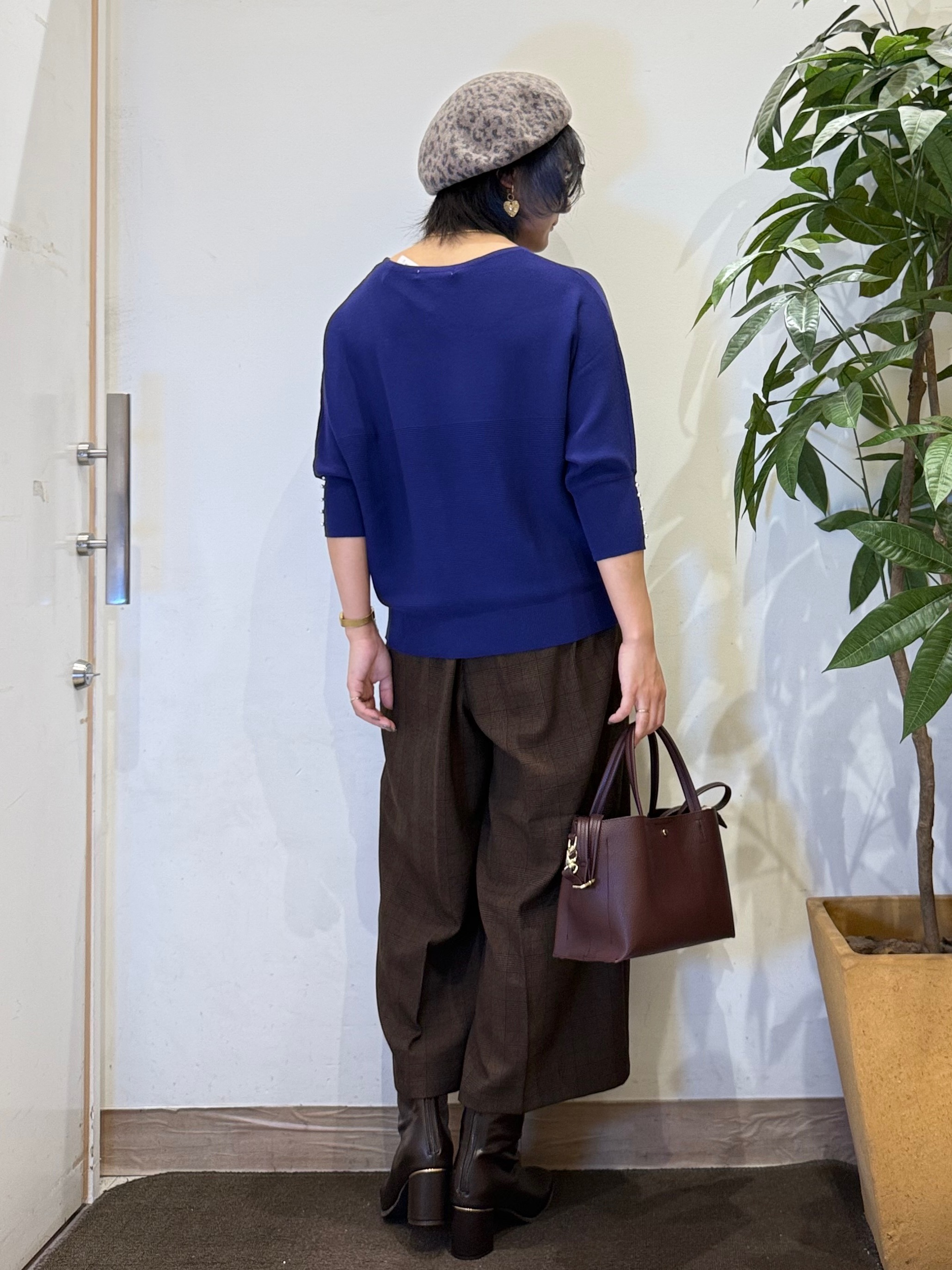 misakiさんの「SHOO･LA･RUE｜【毛玉になりにくい】パール調ボタンが女性らしさをプラス ガーター切替 7分袖ドルマンニット」を使ったコーディネート