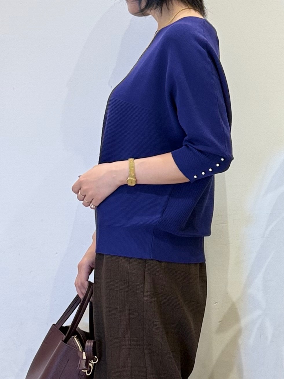 misakiさんの「SHOO･LA･RUE｜【毛玉になりにくい】パール調ボタンが女性らしさをプラス ガーター切替 7分袖ドルマンニット」を使ったコーディネート