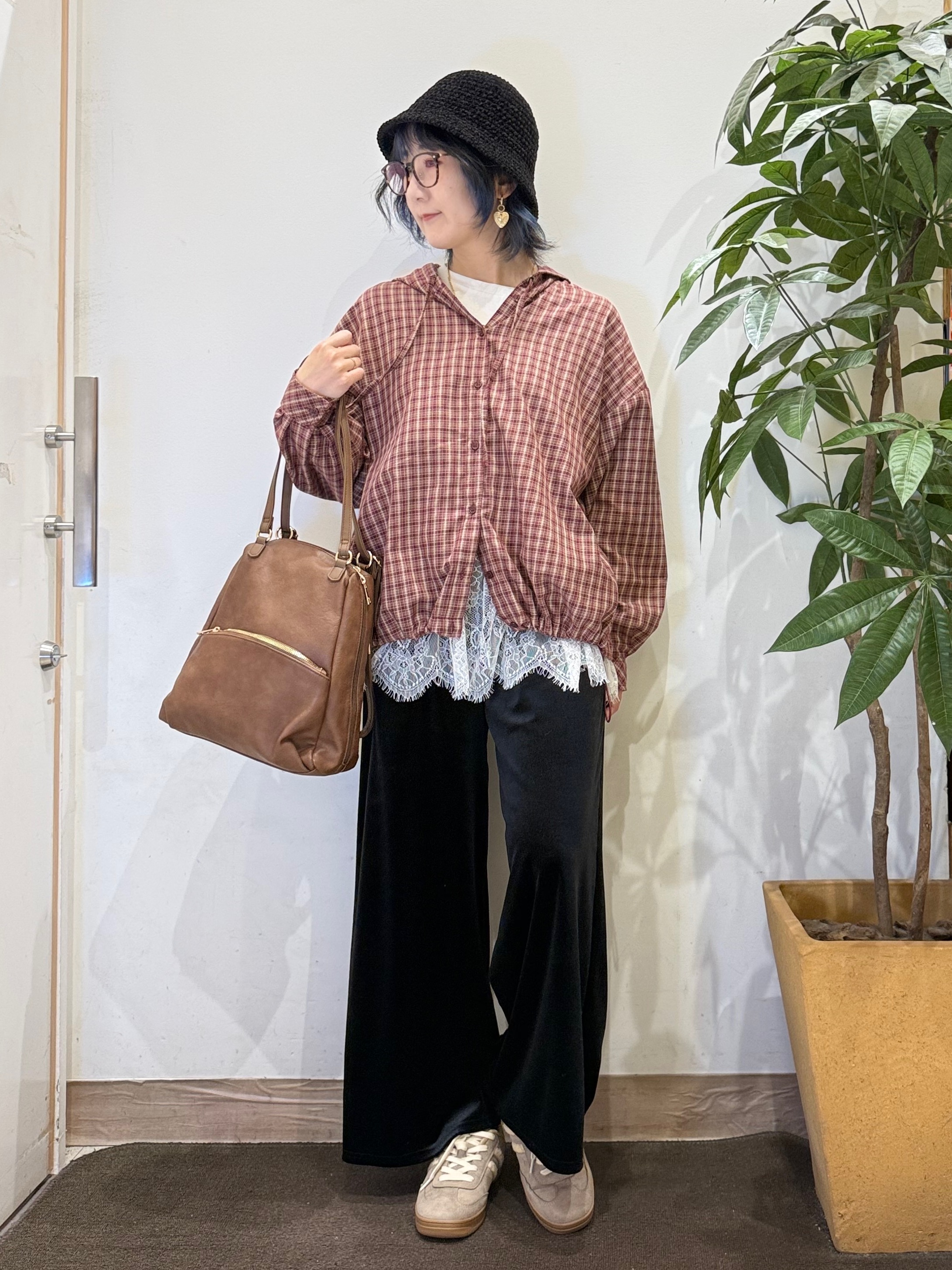 misakiさんの「SHOO･LA･RUE｜【S-LL/洗濯機可】大人カジュアルに。裾ドロスト フードチェックシャツ」を使ったコーディネート
