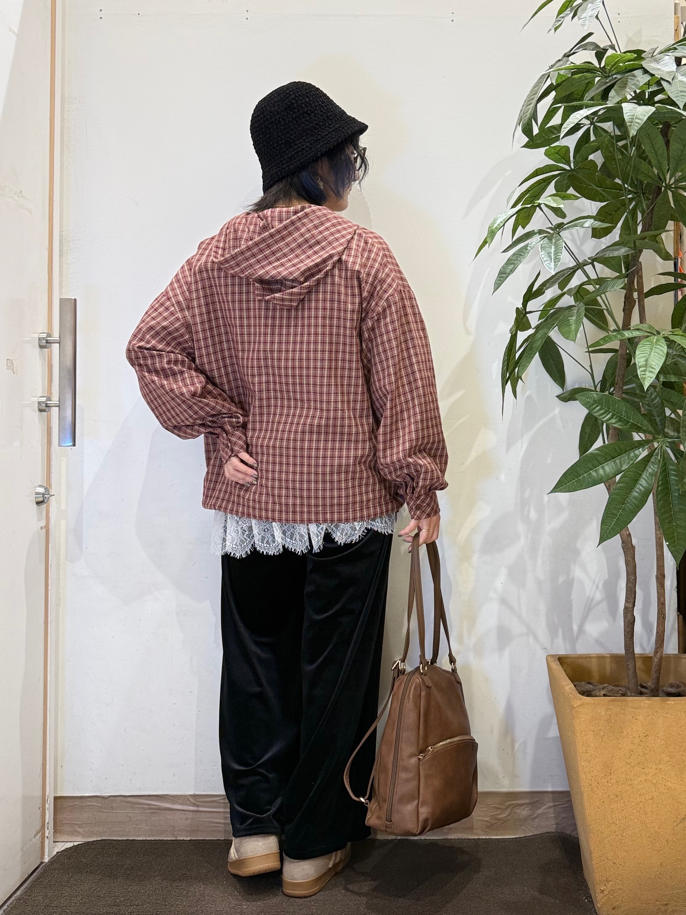 misakiさんの「SHOO･LA･RUE｜【S-LL/洗濯機可】大人カジュアルに。裾ドロスト フードチェックシャツ」を使ったコーディネート